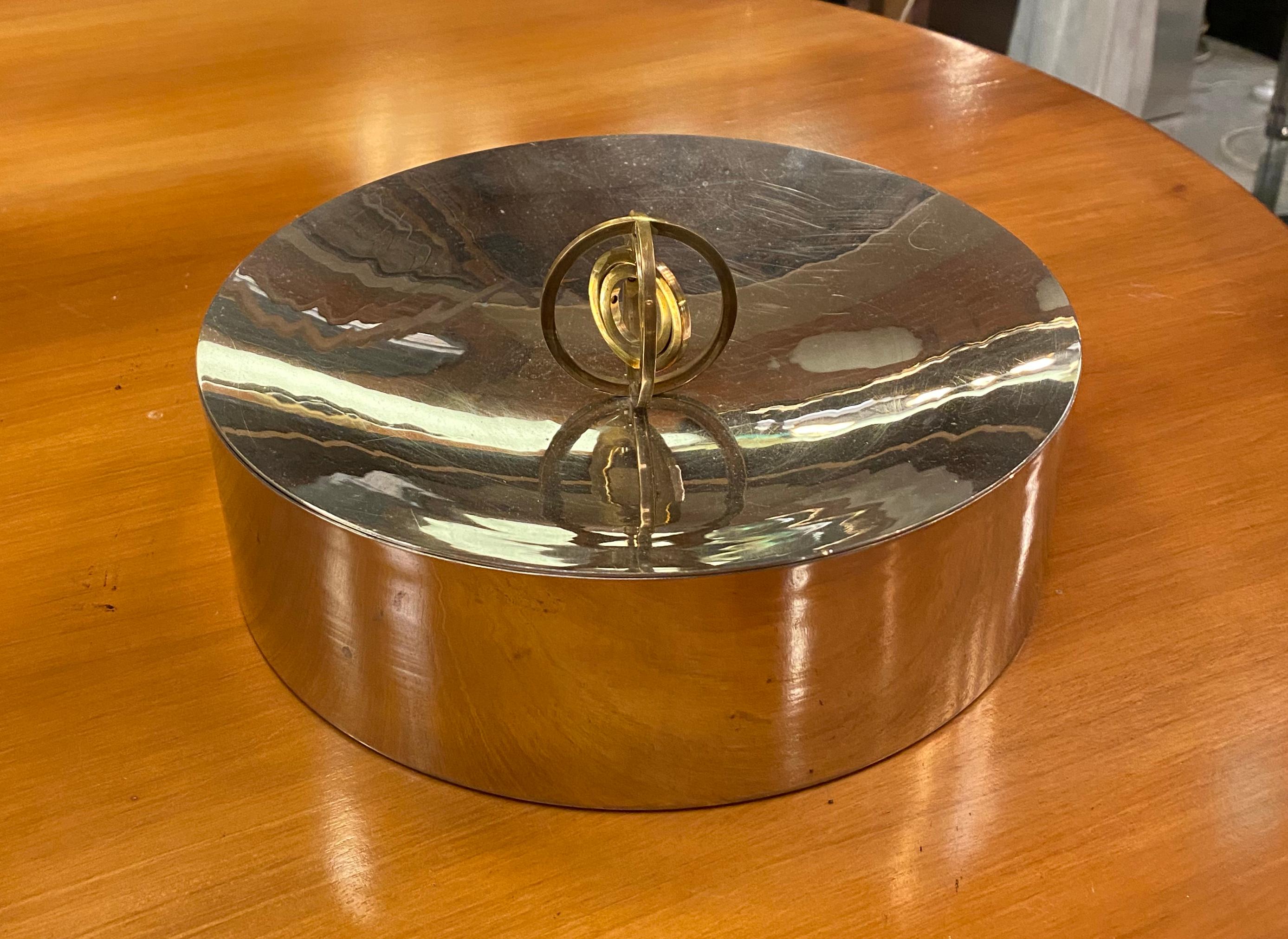 Beautiful Italian round cookie jar made in Italy 1960s in brass and silver.
As you can see from the pictures the inside has four compartments in order to divide your favorite cookies and the handle is made in brass.