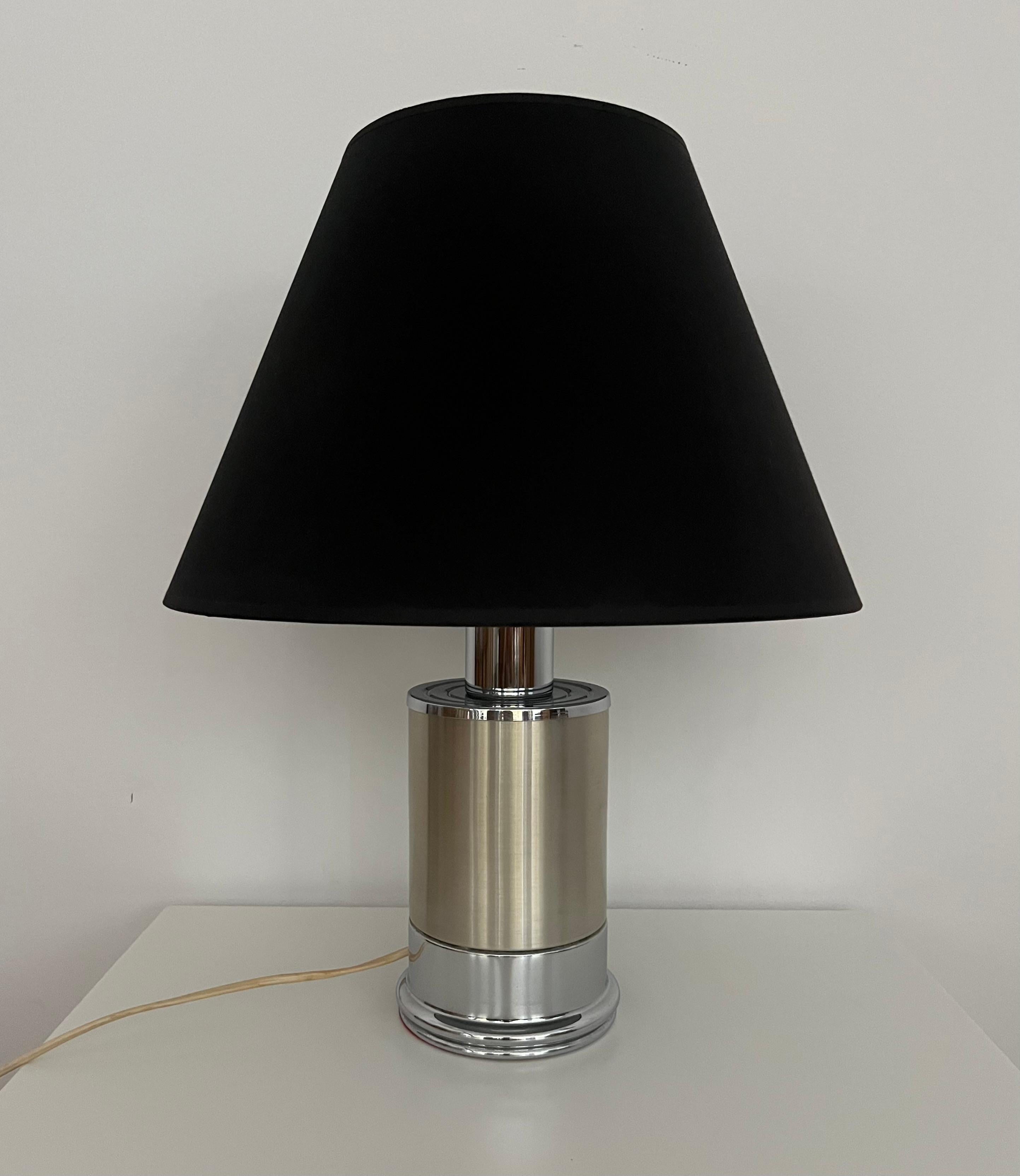 Charmante lampe de table italienne du milieu du siècle. Cette lampe de table a été conçue et fabriquée en Italie dans les années 1970. Abat-jour noir inclus.
Cette lampe est équipée d'une douille (E27). 
Un électricien professionnel a vérifié et