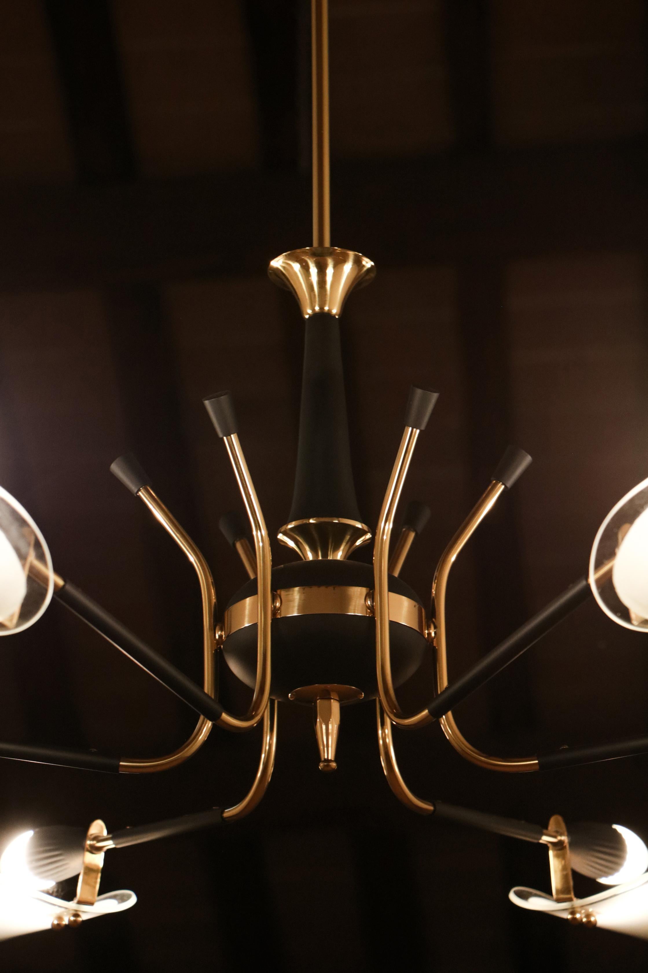 Italian Mid Century Six Lights Chandelier attributed to Stilnovo For Sale 1