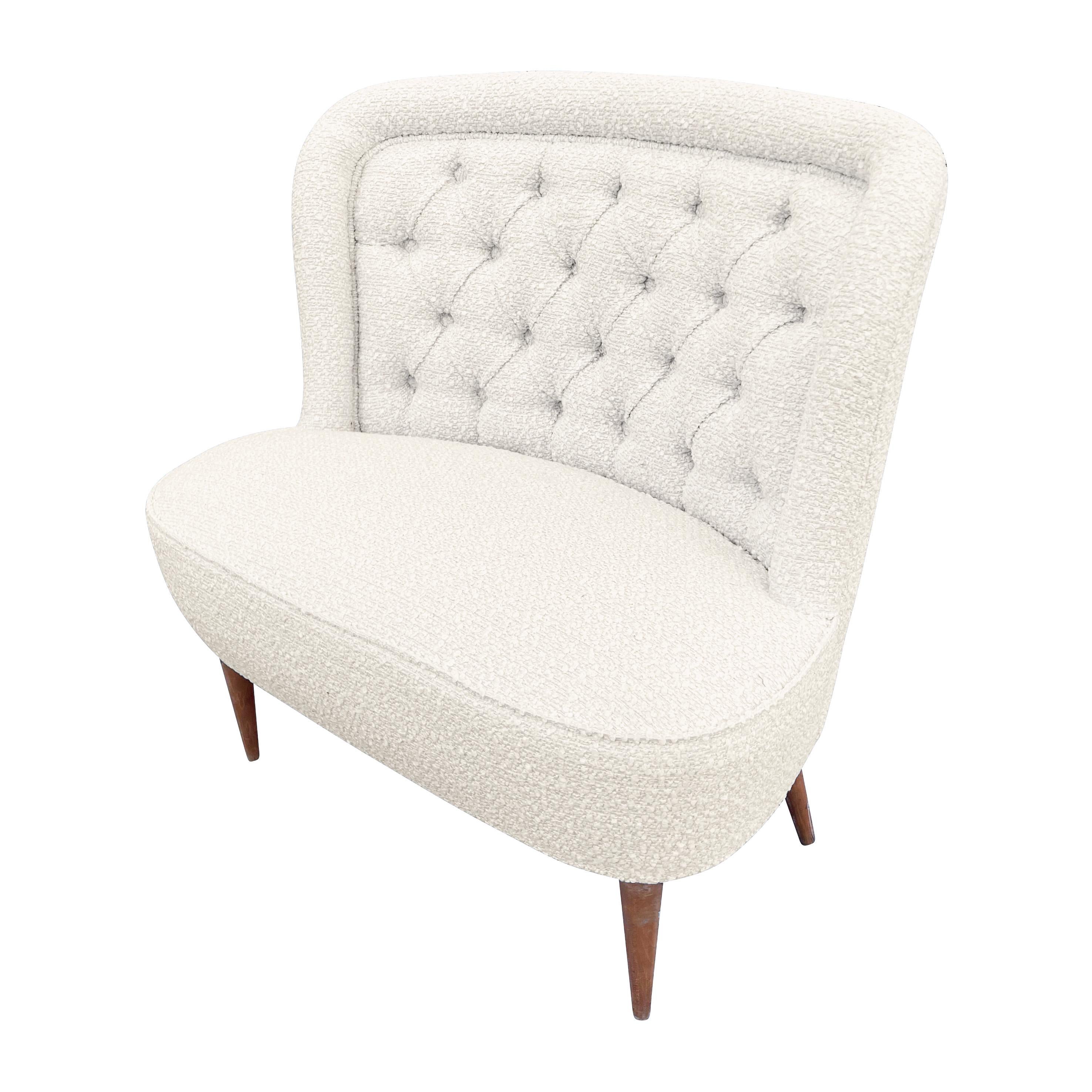 Chaise pantoufle italienne du milieu du siècle
$2,900.00
Chaise pantoufle italienne du milieu du siècle avec un dossier touffeté et des pieds en bois. Récupéré dans une boucle blanc cassé.

Condit : Usure mineure correspondant à l'âge et à