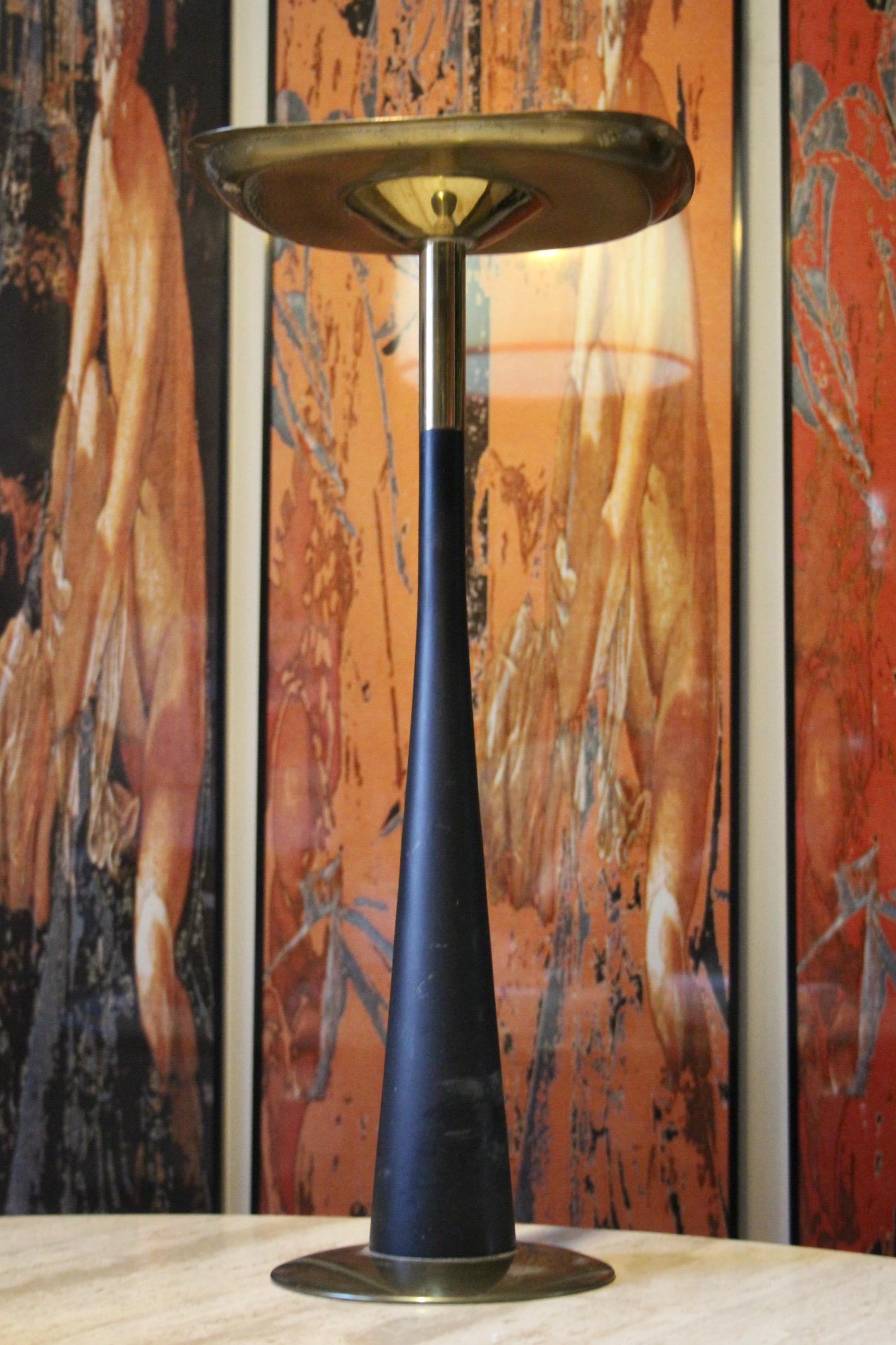 Laiton Petit guéridon italien du milieu du siècle en vente