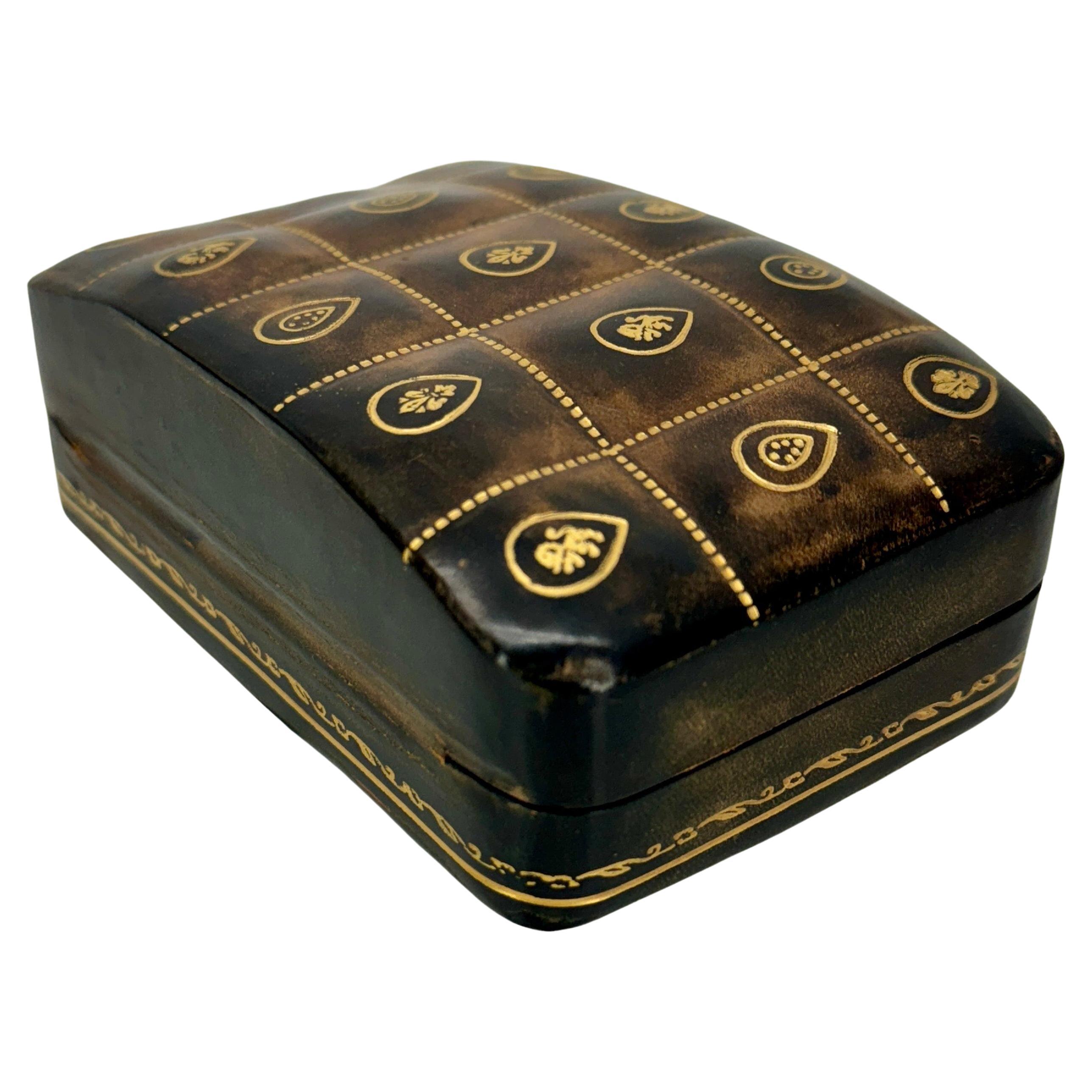 Caja rectangular pequeña italiana de mediados de siglo de cuero repujado Hecho a mano en venta