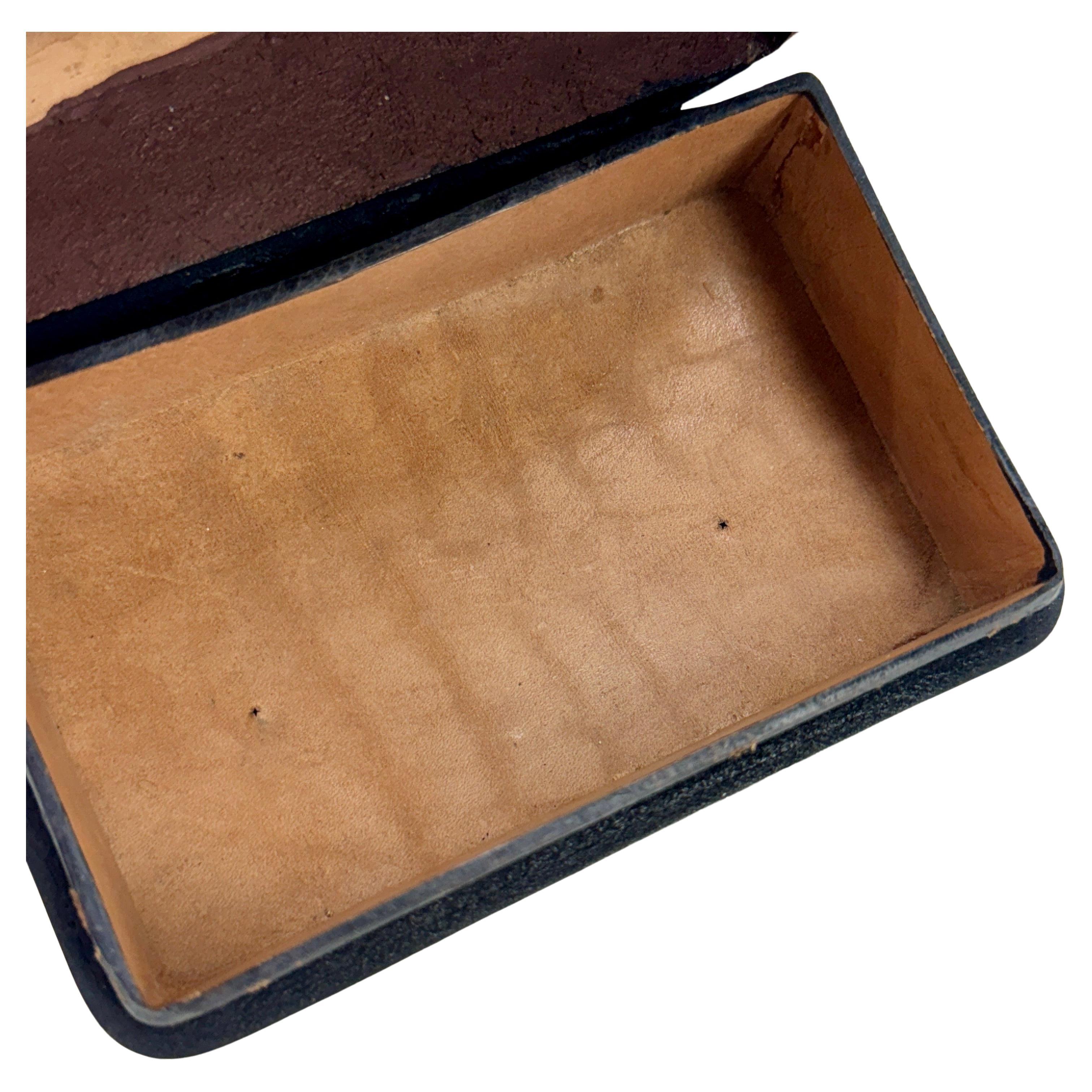 Caja rectangular pequeña italiana de mediados de siglo de cuero repujado Cuero en venta