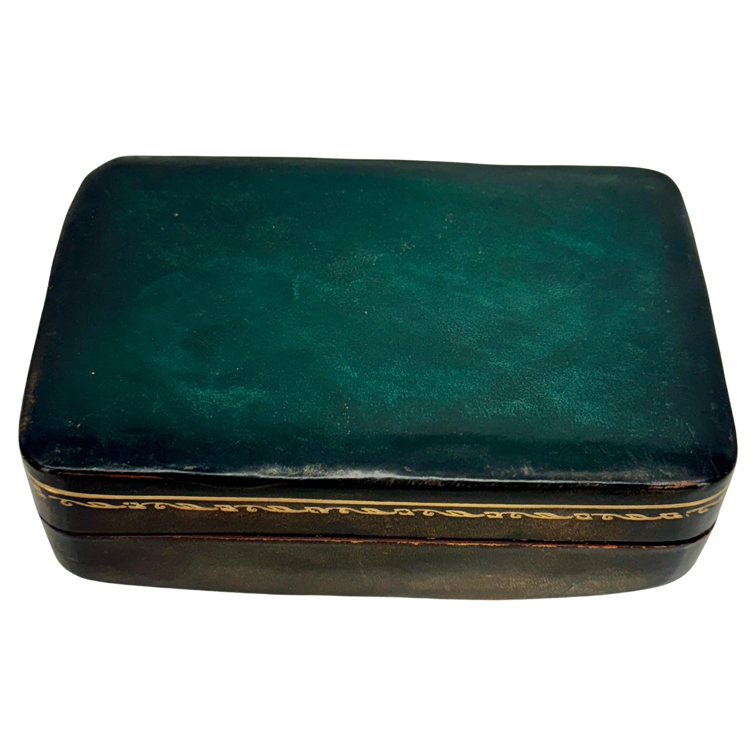 Caja rectangular pequeña italiana de mediados de siglo de cuero repujado en venta 1