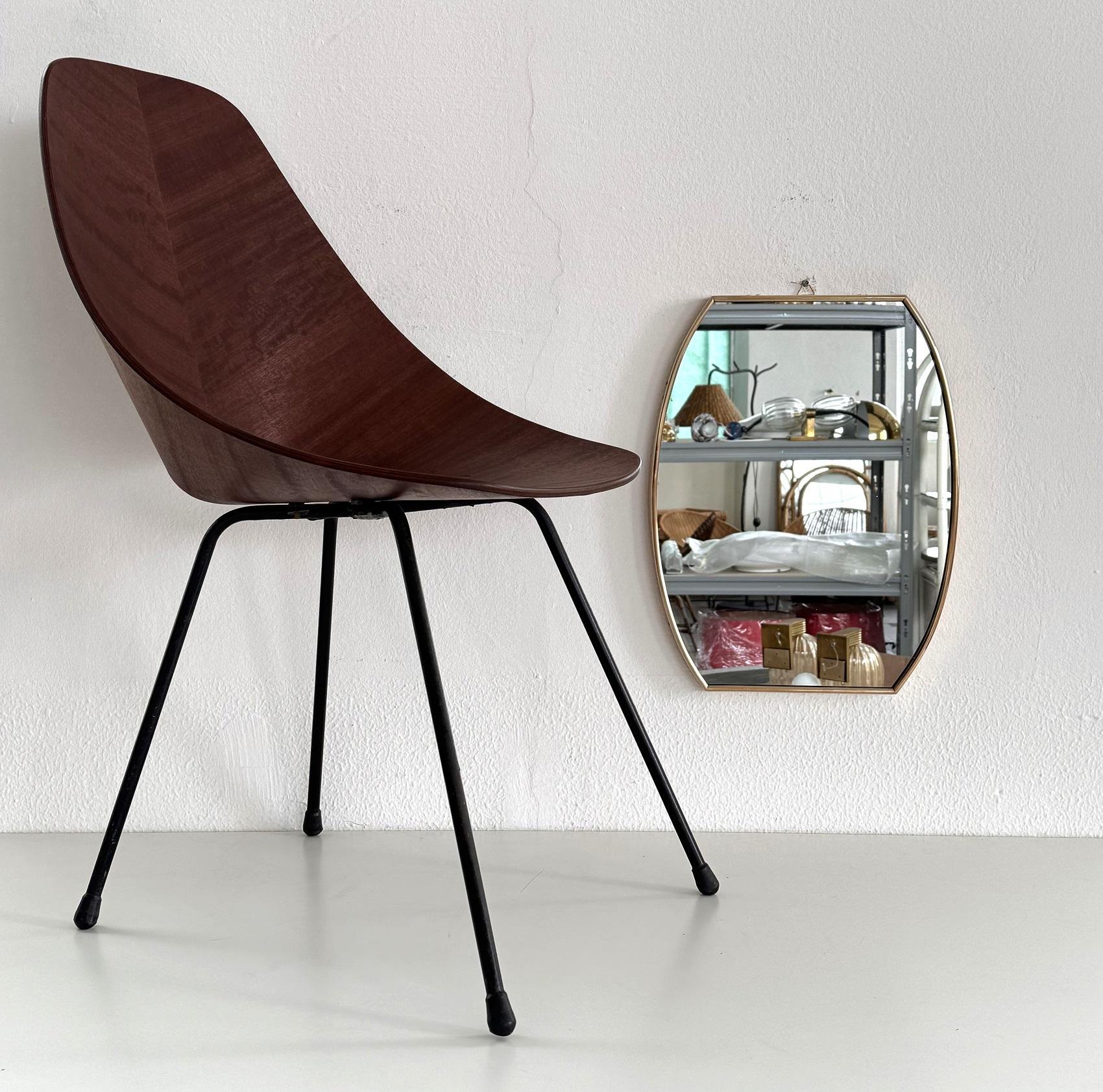Petit miroir mural design avec cadre en laiton et glace d'origine
Fabriqué en Italie, années 1950

Magnifique et original petit miroir mural avec un cadre épais en laiton provenant d'une production italienne des années 1950.
Le verre en cristal est
