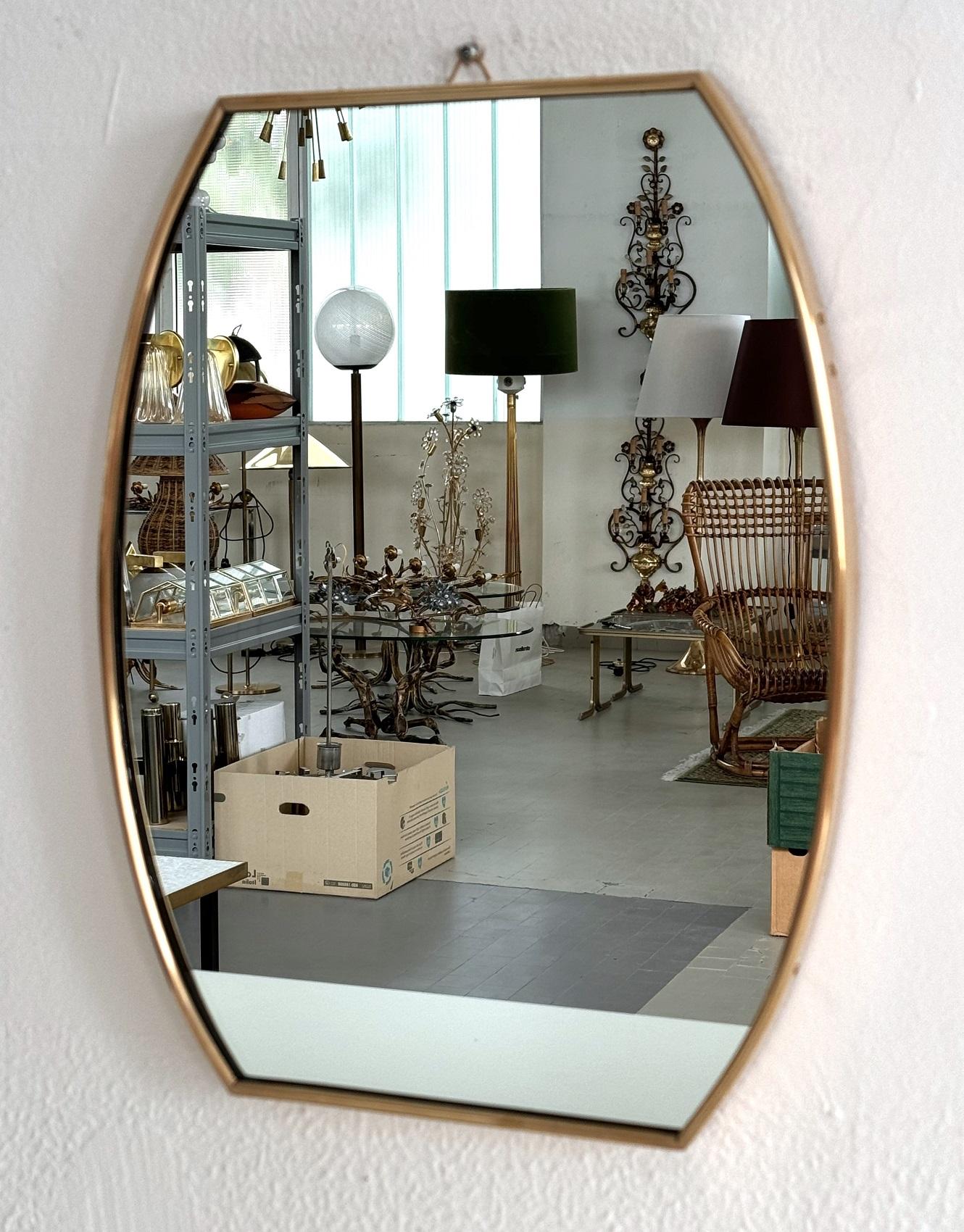 Petit miroir mural italien du milieu du siècle avec cadre en laiton d'origine, années 1950 Bon état - En vente à Morazzone, Varese