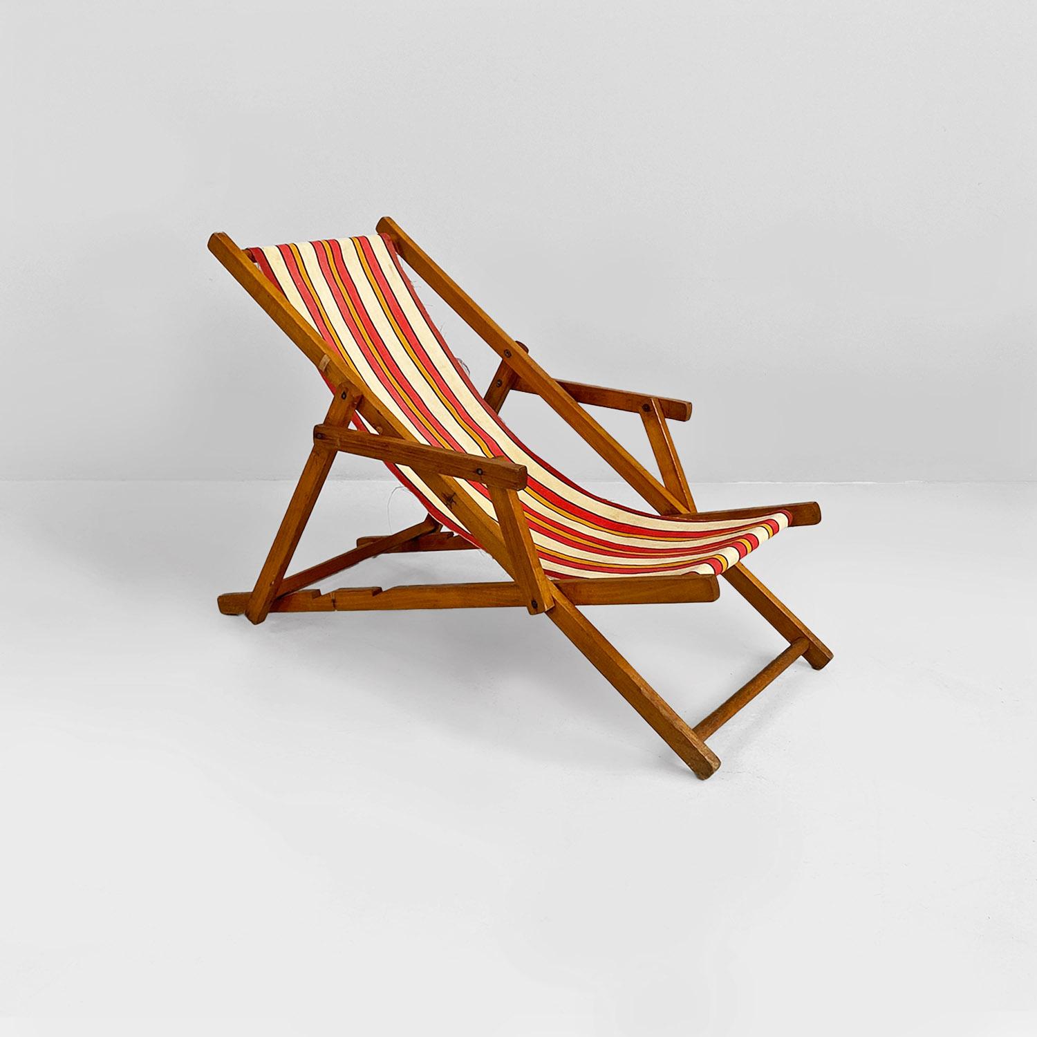 Italian mid-century small wooden and original colored fabric deckchair, 1950s In Good Condition For Sale In MIlano, IT
