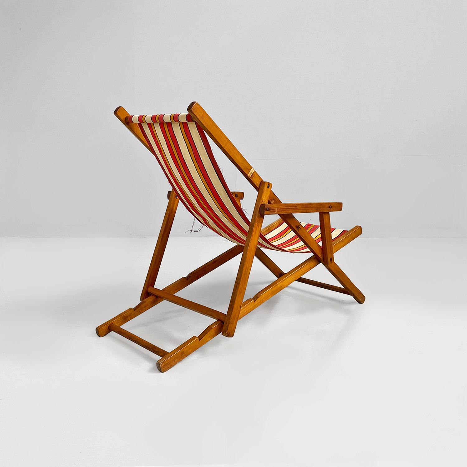 Italian mid-century small wooden and original colored fabric deckchair, 1950s For Sale 1