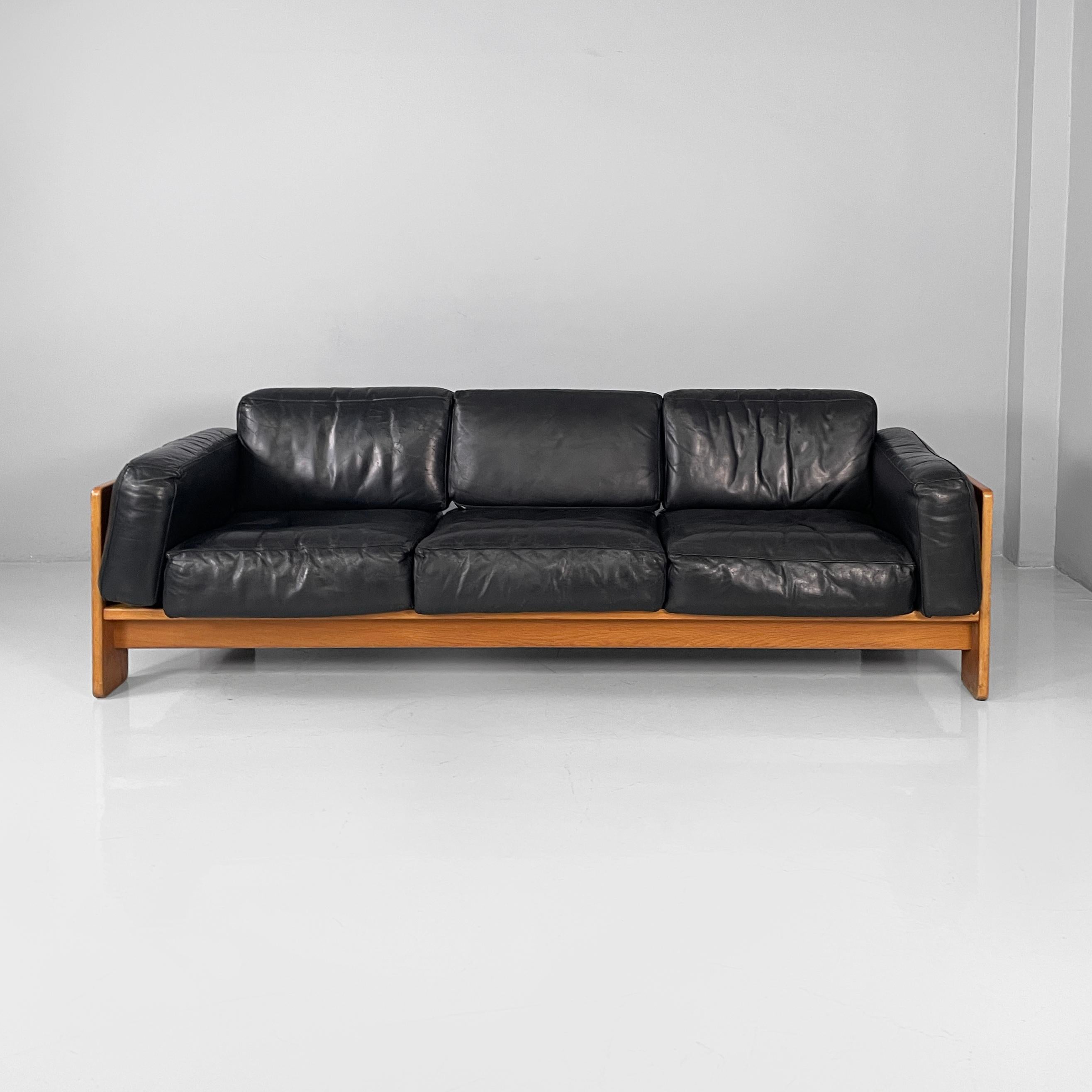 Sofá italiano moderno de mitad de siglo en cuero negro y madera Bastiano de Afra y Tobia Scarpa para Gavina, años 60
Sofá de tres plazas modelo Bastiano con asiento, respaldo y reposabrazos de cojines cuadrados acolchados tapizados en piel negra. La