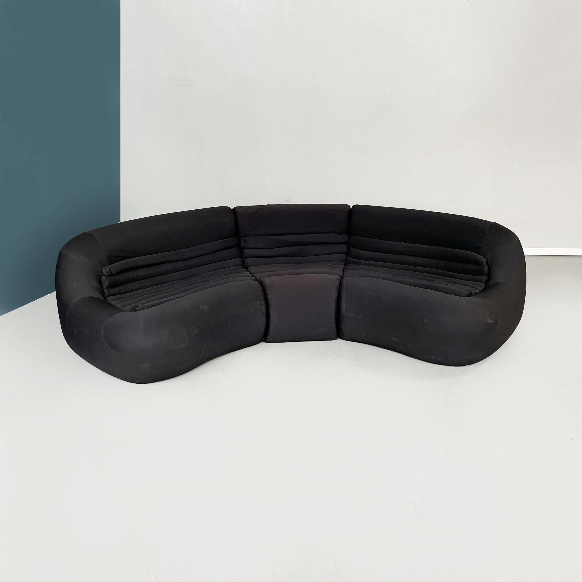 Italian mid-century Sofa Carrera by De Pas, D’urbino and Lomazzi for BBB Bonacina, 1970s.
Carrera modular sofa composed of 3 slightly curved modules. The sofa has a polyurethane foam padding and a black fabric upholstery.
Produced by BBB Bonacina