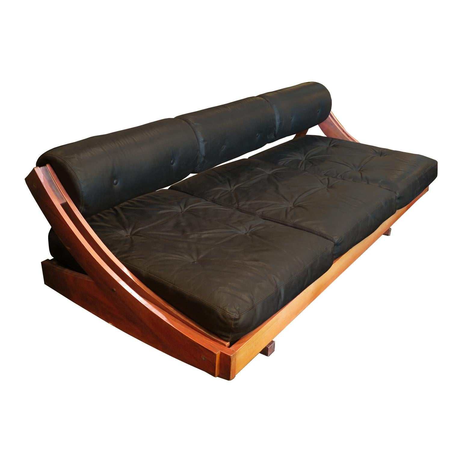 Ce canapé italien du milieu du siècle est l'œuvre de Gianni Songni pour Sormani. Le canapé présente un cadre coulissant sculptural en bois de rose avec un dossier réglable, ce qui permet à cette pièce de se transformer en canapé ou en lit de jour.