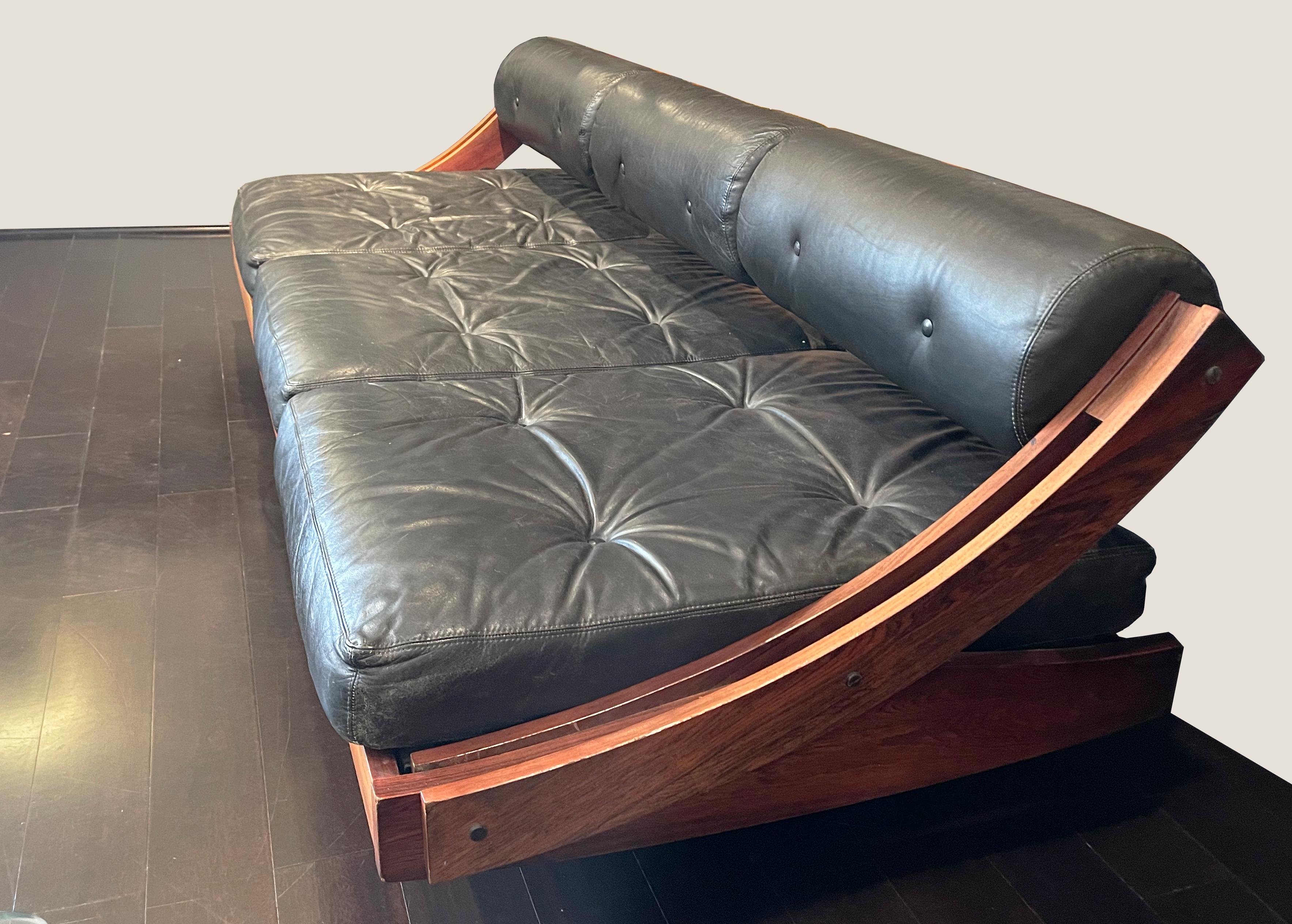 Italienisches Sofa/Tagesbett aus der Mitte des Jahrhunderts von Gianni Songia für Sormani (Rosenholz) im Angebot