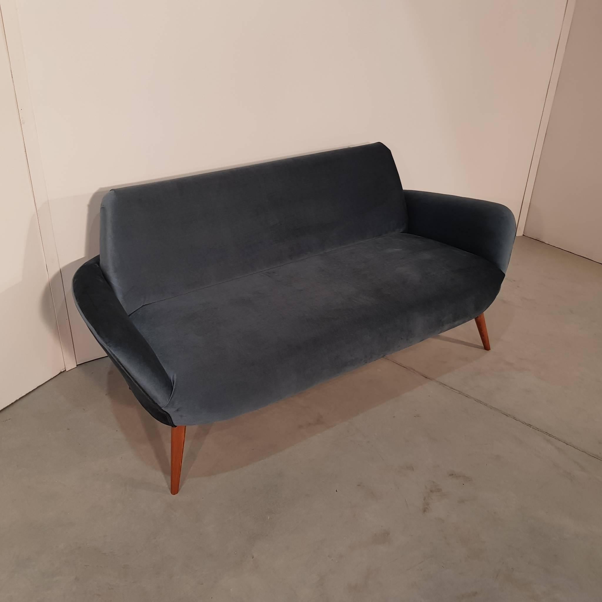 Mid-Century Modern Italian Midcentury Sofa on Beechwood Legs with Blue Upholstery, 1960s For Sale