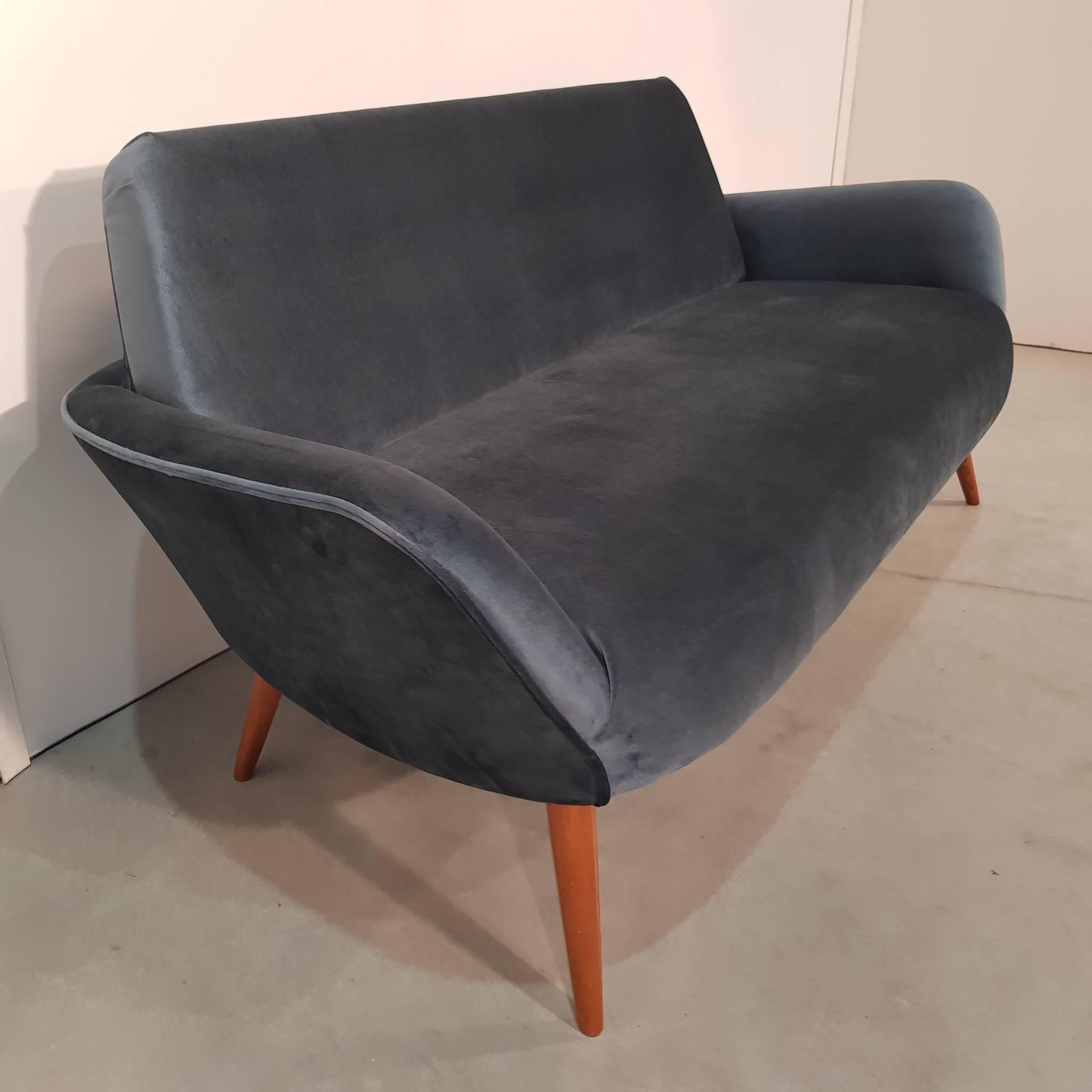 Italian Midcentury Sofa on Beechwood Legs with Blue Upholstery, 1960s In Good Condition For Sale In Budapest, Budapest