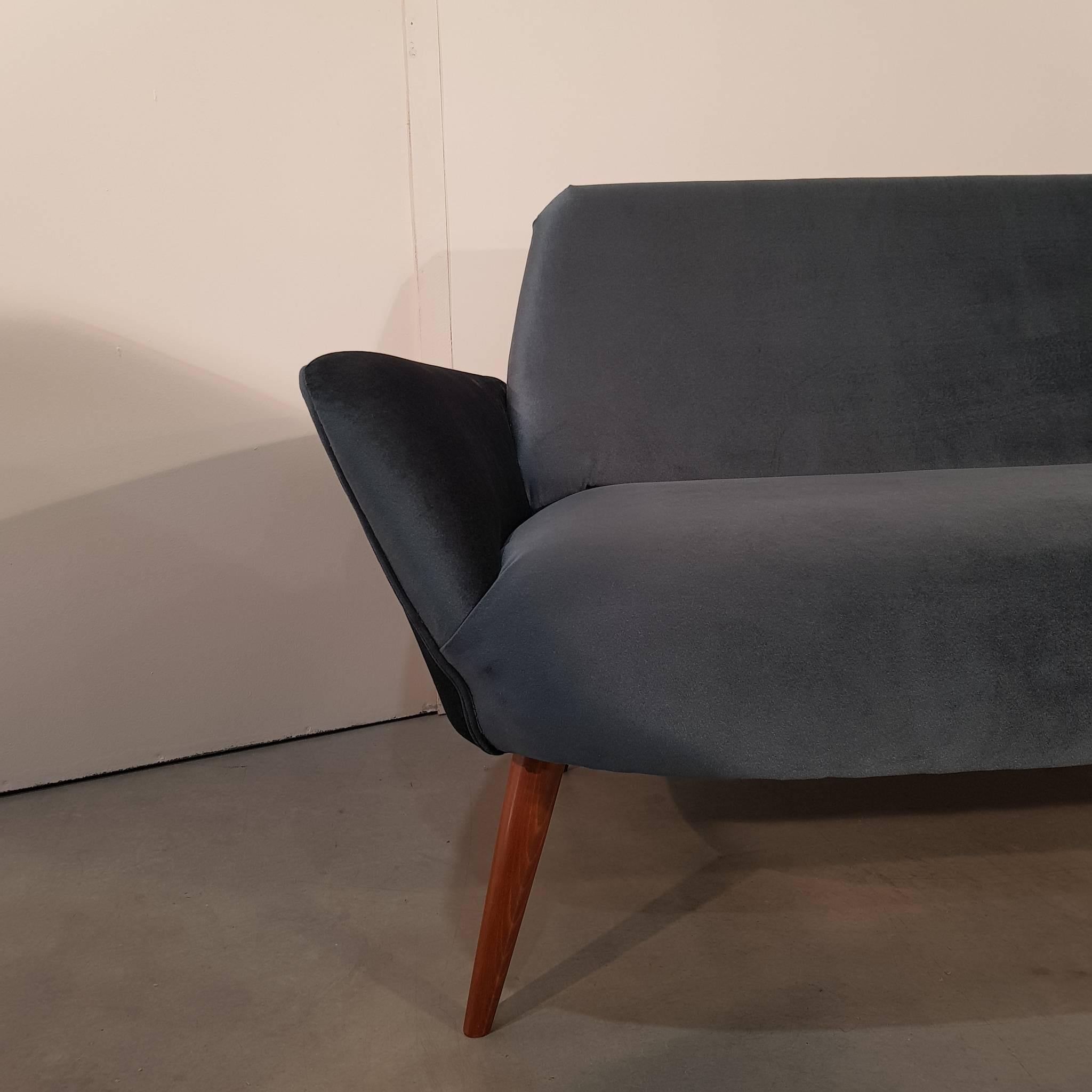 Italian Midcentury Sofa on Beechwood Legs with Blue Upholstery, 1960s For Sale 1