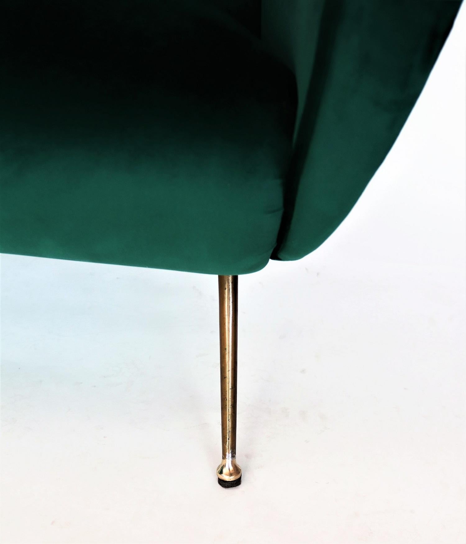 Divano o divano italiano del Medioevo in velluto verde &New e inserti in ottone, anni '50 in vendita 4