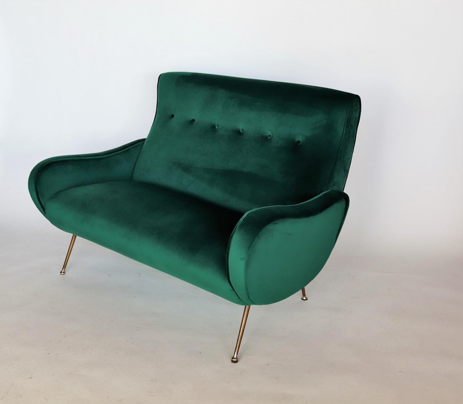 Italian Midcentury Sofa or Settee in New Green Velvet and Brass Tipps, 1950s For Sale 6