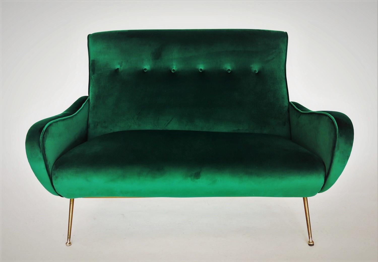 Italian Midcentury Sofa or Settee in New Green Velvet and Brass Tipps, 1950s For Sale 7