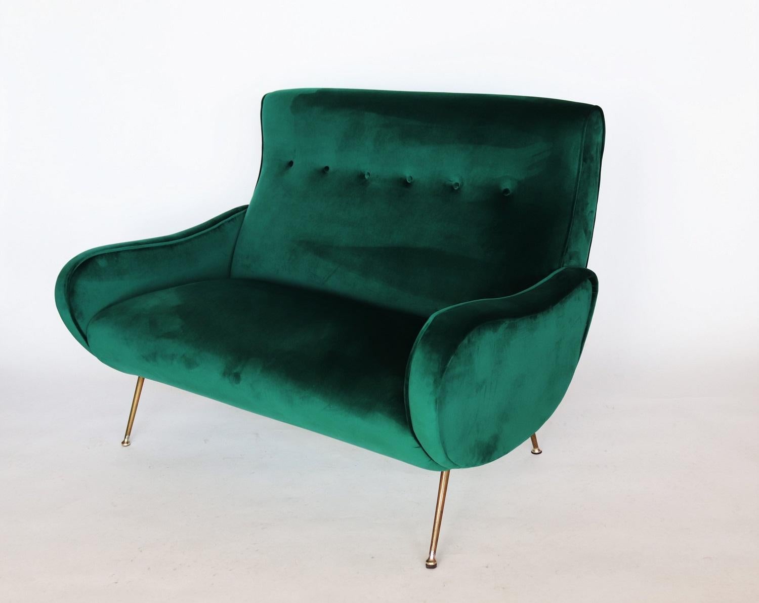 Magnifico divano italiano di metà secolo originale degli anni '50.
Dotato di piedini originali a spillo in metallo verniciato in oro e punte in ottone, che sono state lucidate.
Internamente completamente restaurato con materiali di alta qualità ed
