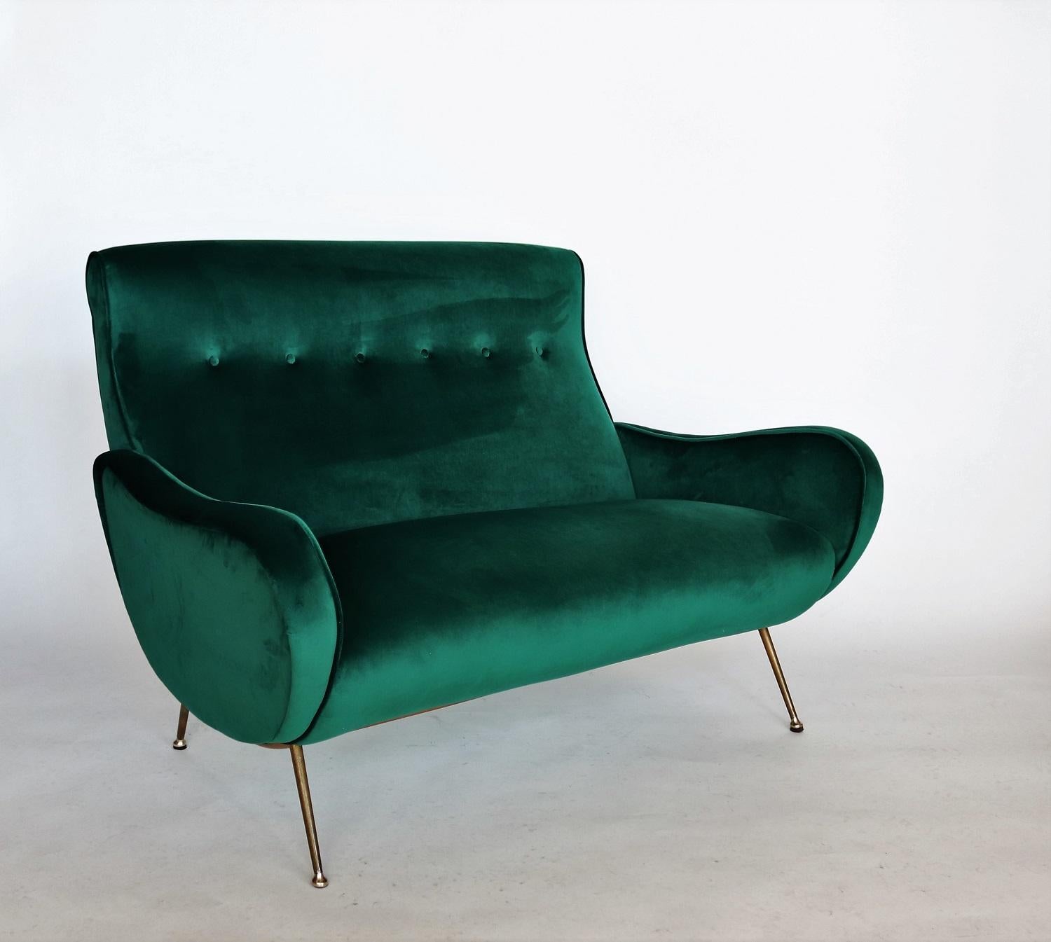 Italiano Divano o divano italiano del Medioevo in velluto verde &New e inserti in ottone, anni '50 in vendita