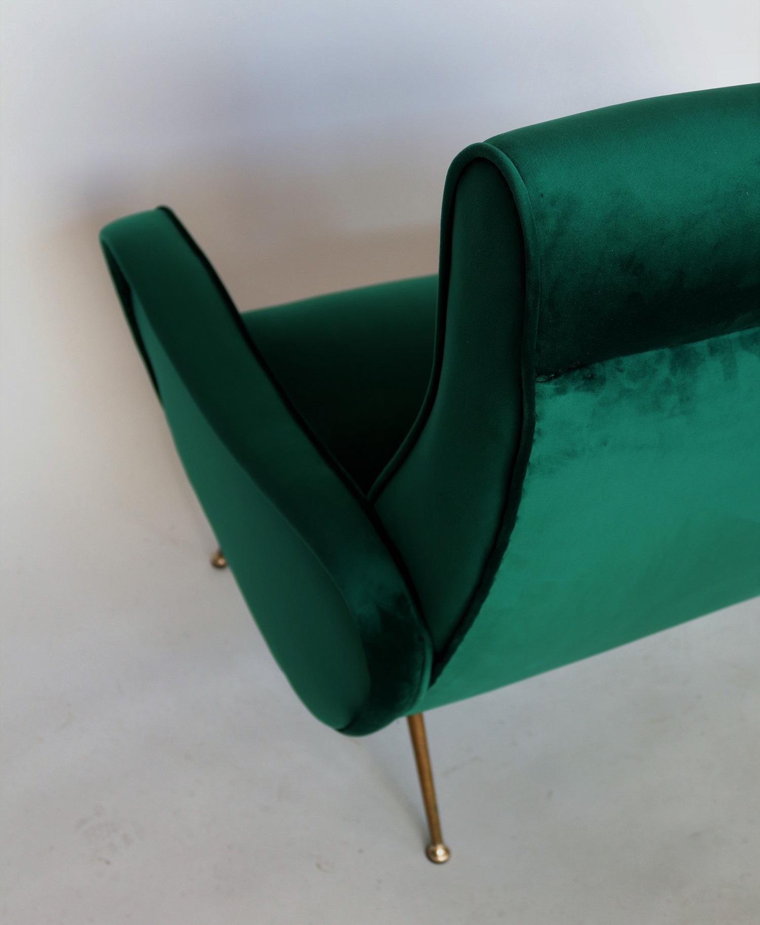 Italian Midcentury Sofa or Settee in New Green Velvet and Brass Tipps, 1950s In Good Condition For Sale In Morazzone, Varese