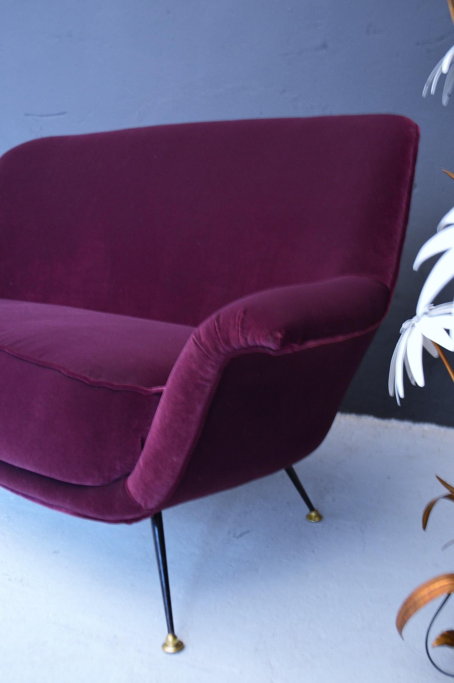 Italian Midcentury Sofa or Loveseat in New Purple Velvet, 1950s In Excellent Condition In Morazzone, Varese