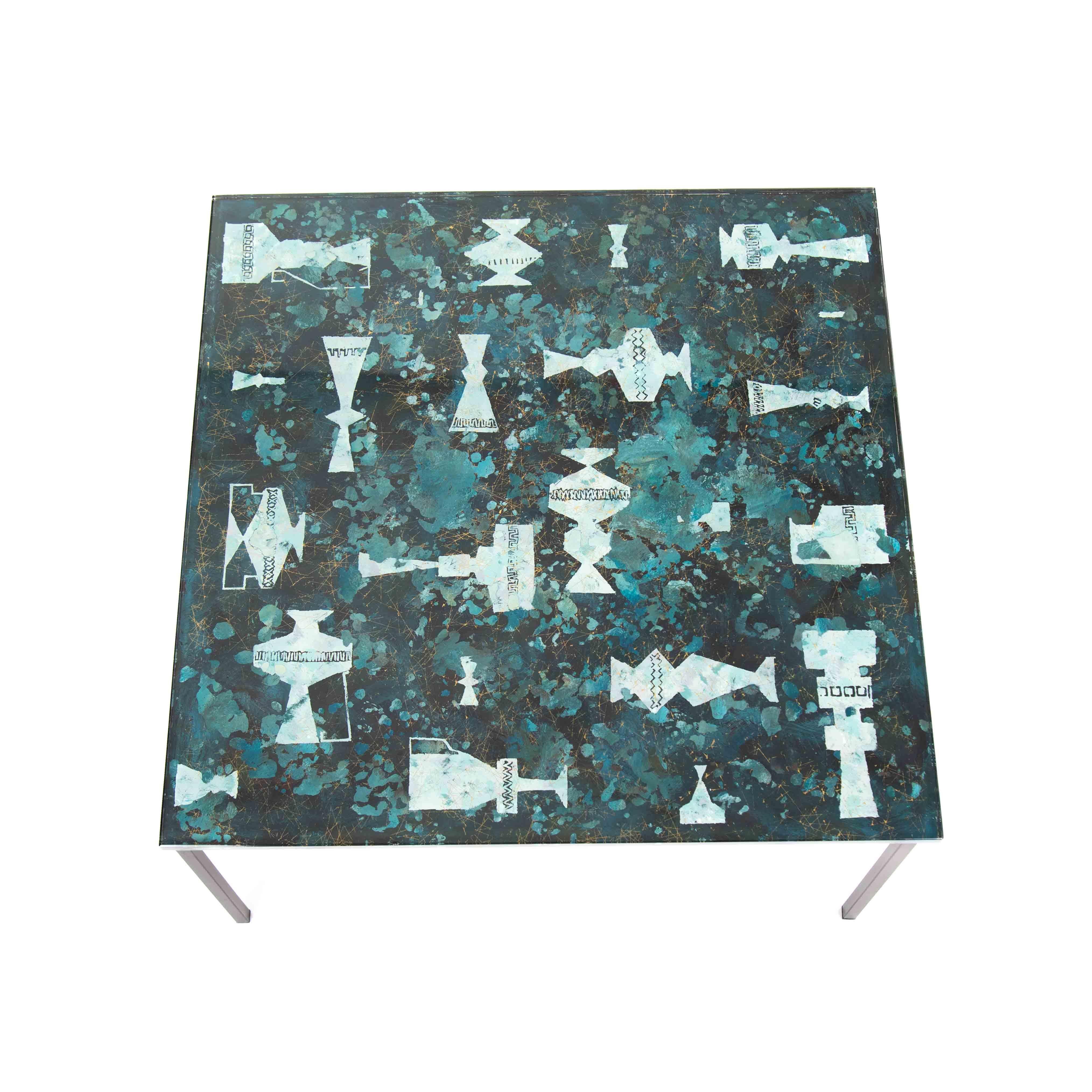 Mesa de sofá italiana de mediados de siglo Decoración abstracta en verde turquesa y tapa de cristal dorado Años 60

Una base de hierro elegante, sencilla y discreta, con una superficie negra mate, sirve de base.
Sobre ella descansa una tapa de