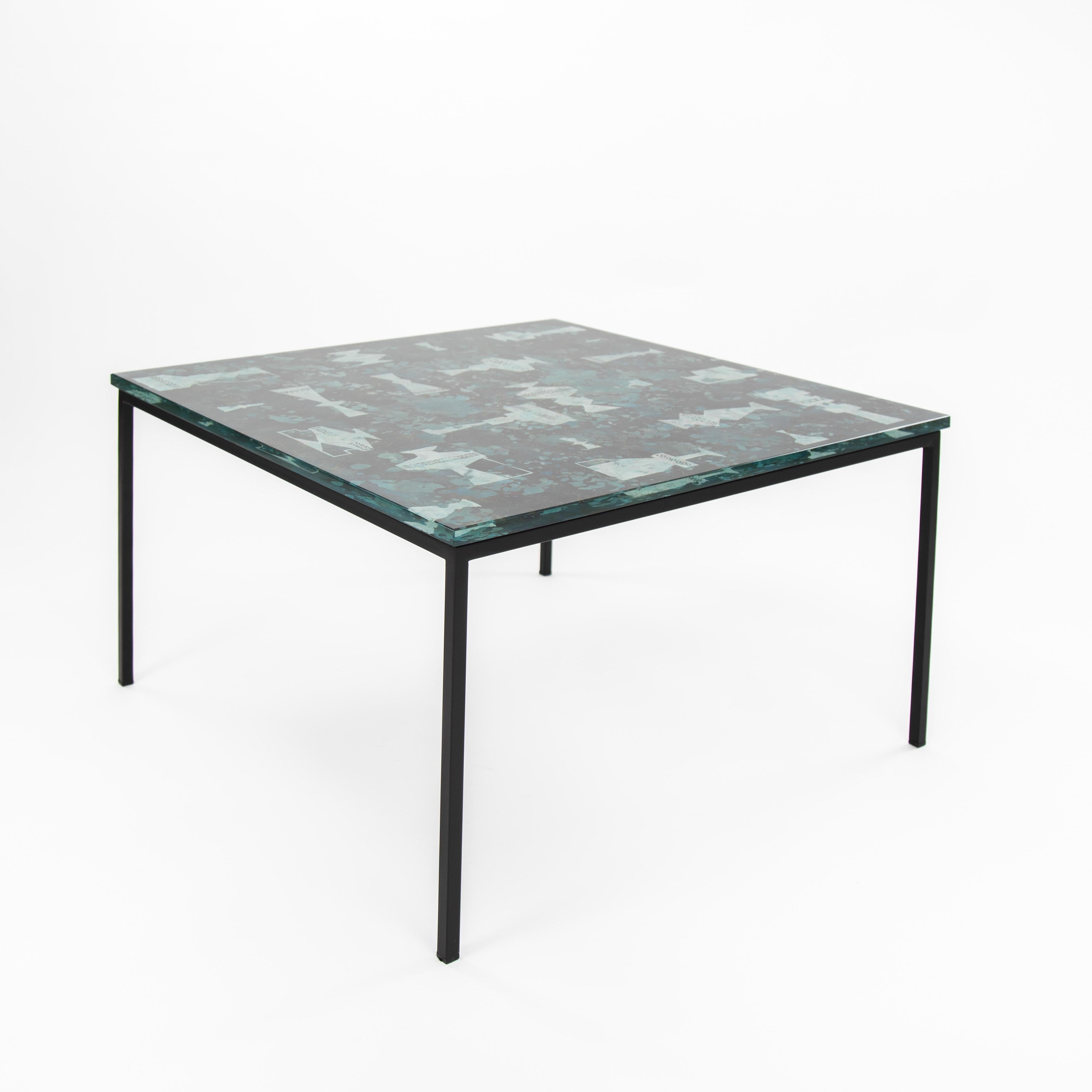 Mesa de sofá italiana de mediados de siglo Decoración abstracta en cristal turquesa-verde-dorado Moderno de mediados de siglo en venta