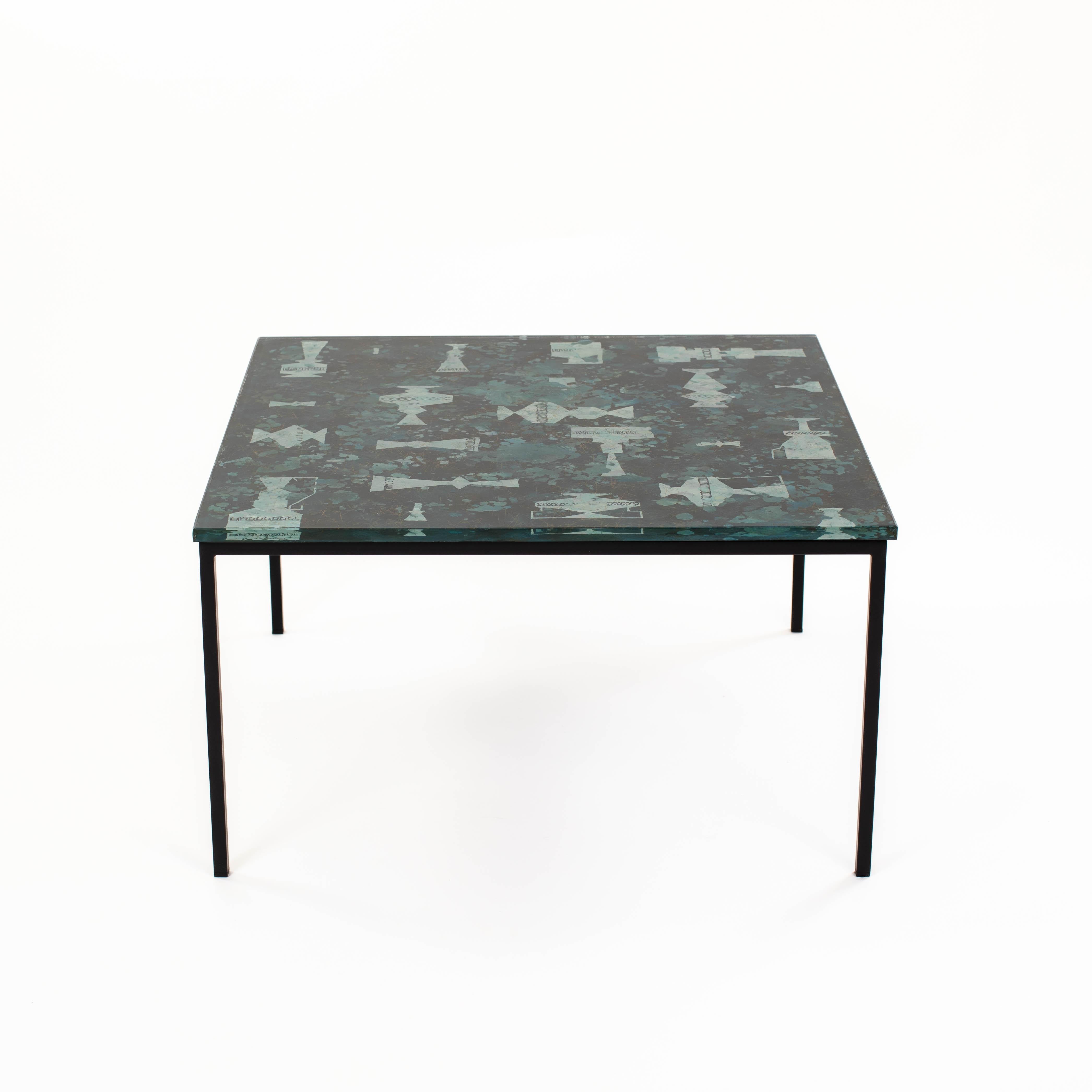 Mesa de sofá italiana de mediados de siglo Decoración abstracta en cristal turquesa-verde-dorado Italiano en venta