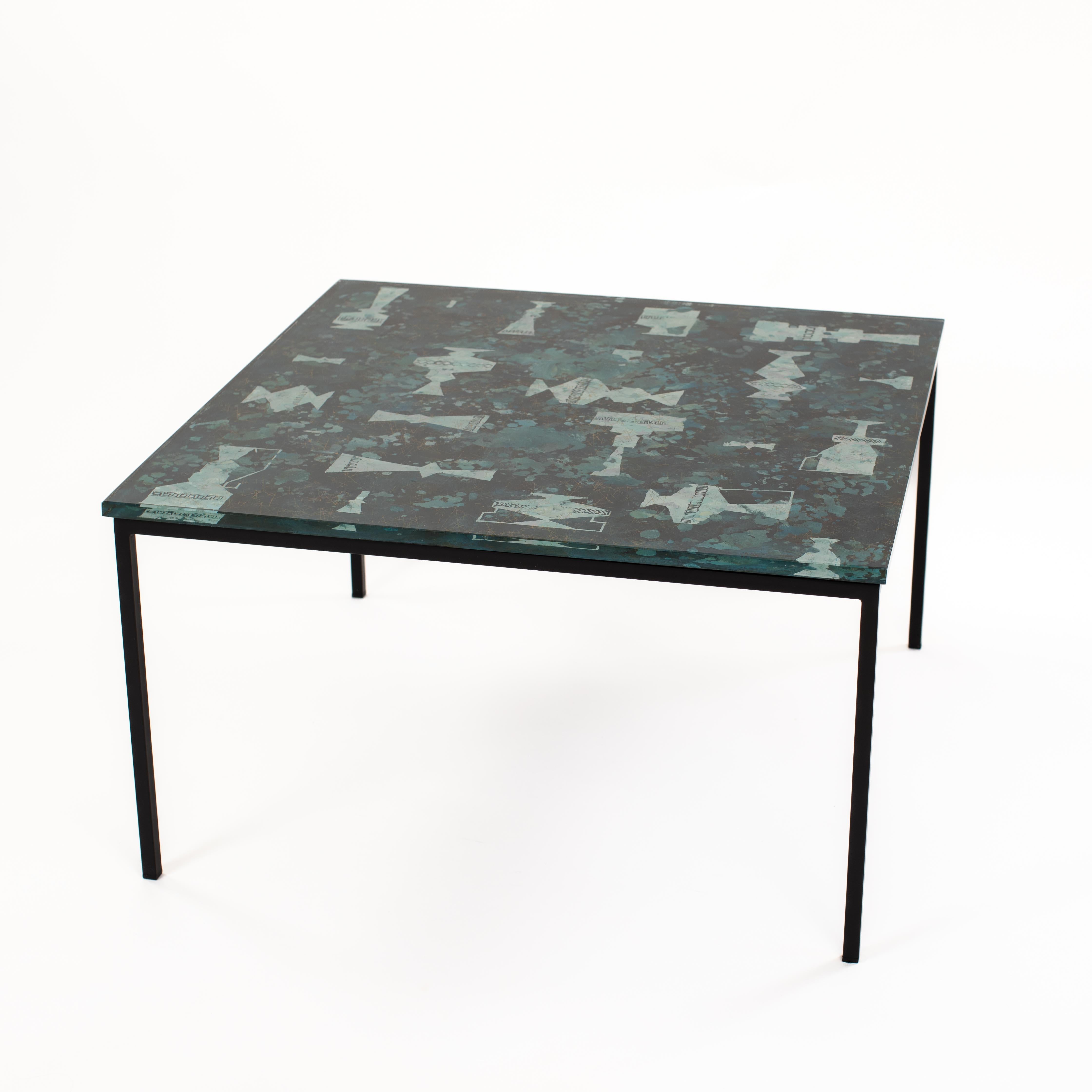 Mesa de sofá italiana de mediados de siglo Decoración abstracta en cristal turquesa-verde-dorado Achaflanado en venta