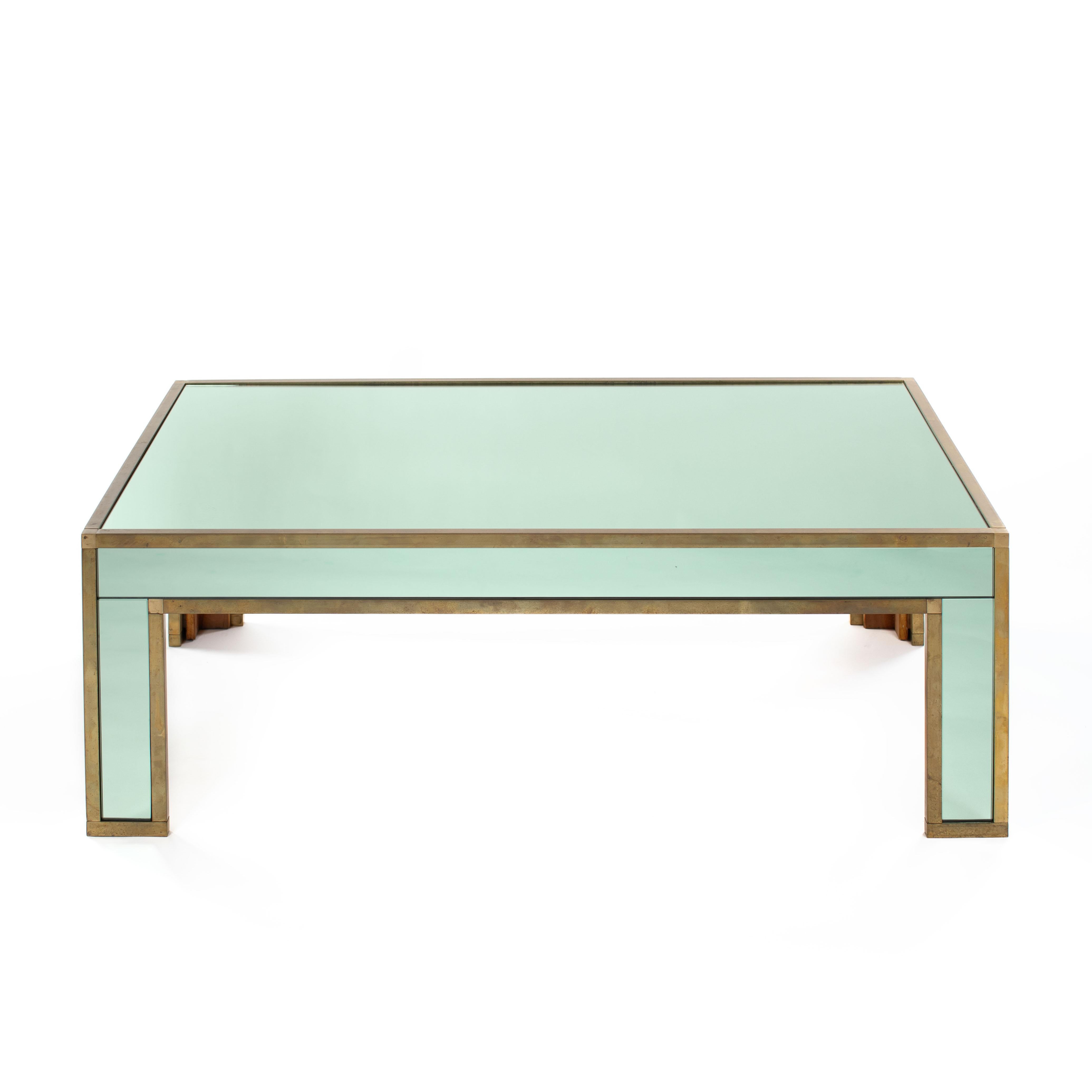 Tavolo da divano cubista di metà secolo in vetro specchiato color verde smeraldo di Banci 1970s
L'oggetto colpisce per le sue forme minimaliste in combinazione con materiali efficaci.
Il vetro dello specchio, non danneggiato, presenta un piccolo