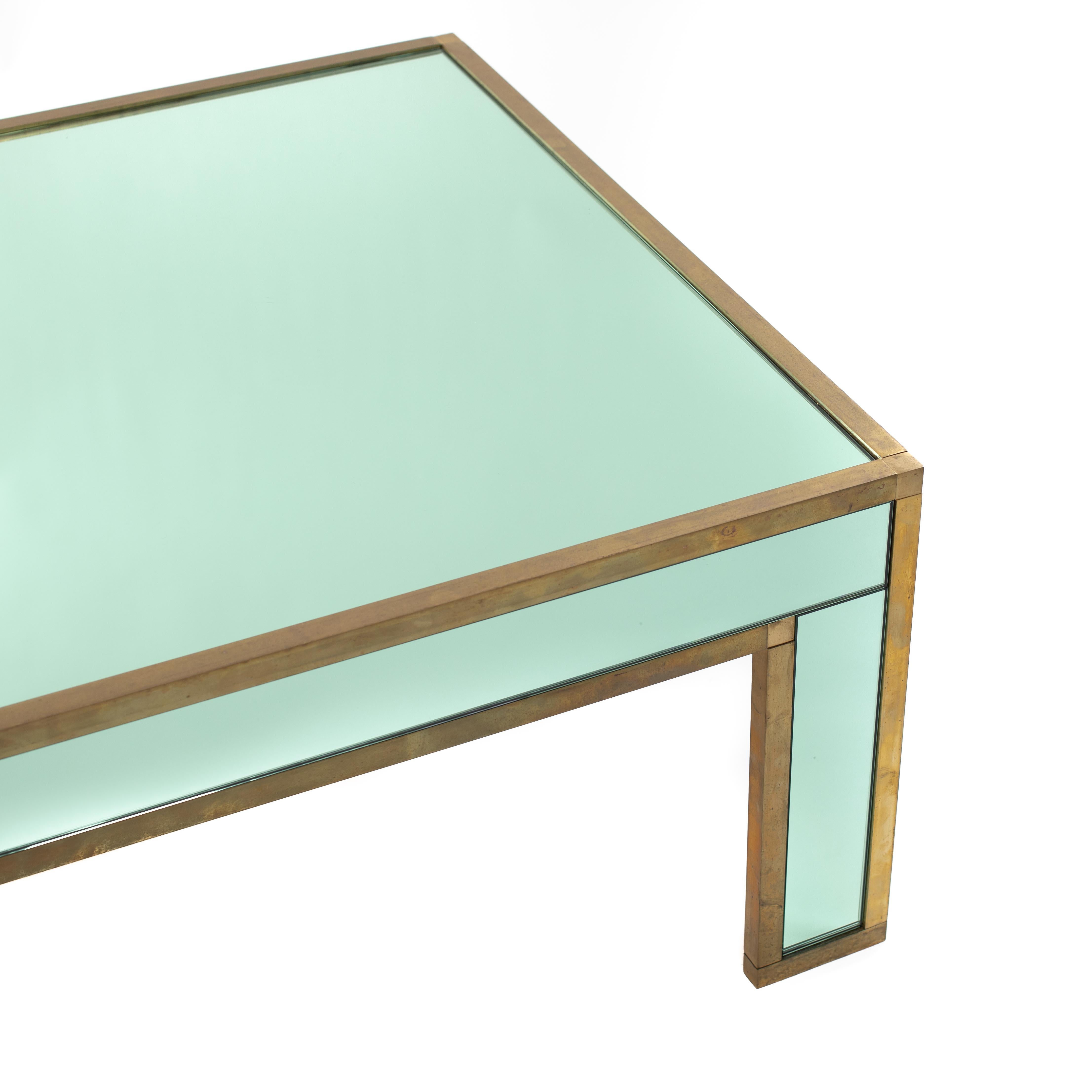 Ottone Tavolino da salotto italiano di metà secolo in vetro specchiato verde smeraldo di Banci 1970s in vendita