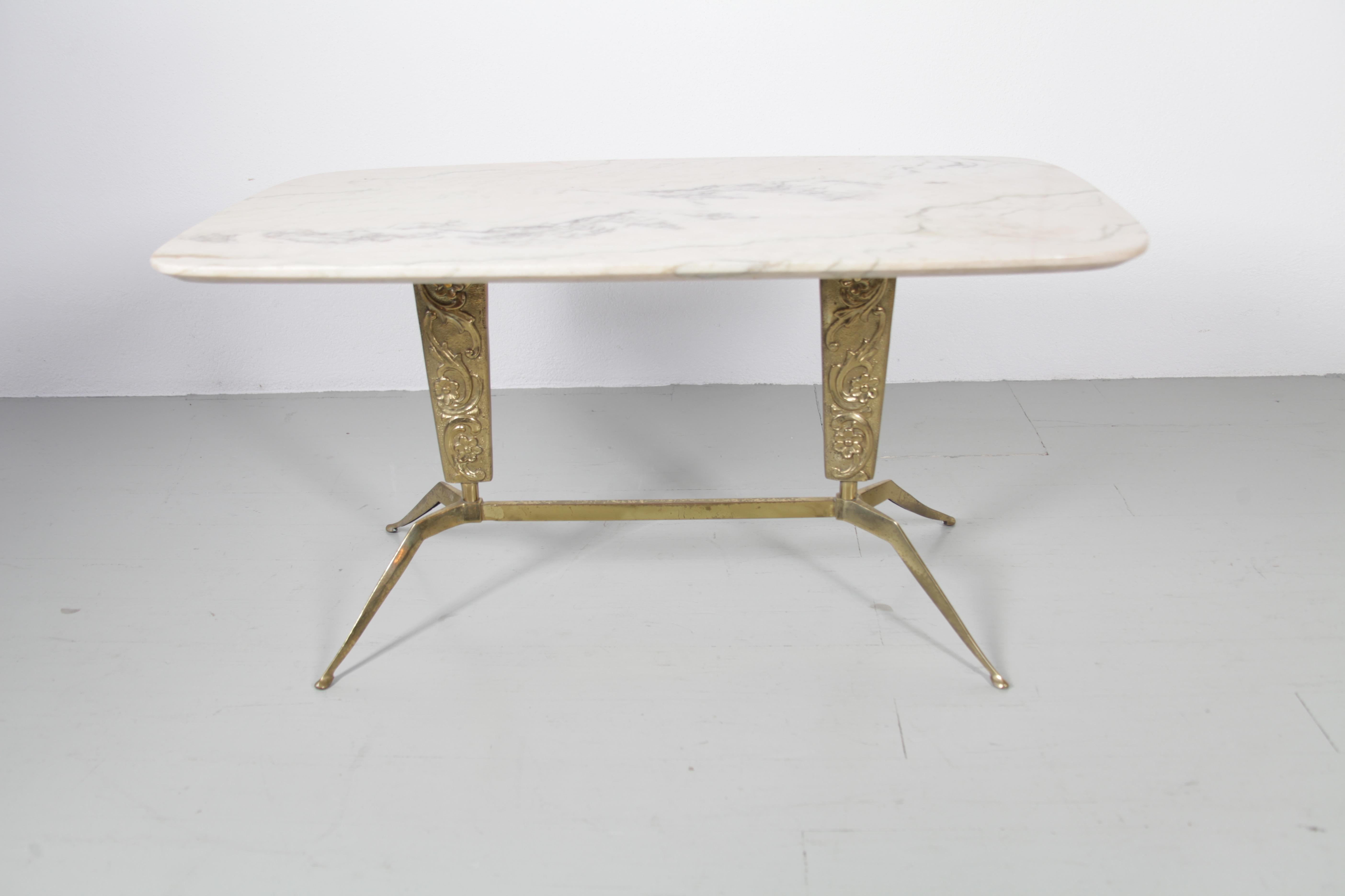 Tavolo da divano italiano del Mid Century con piano in marmo venato, 1950 in vendita 1