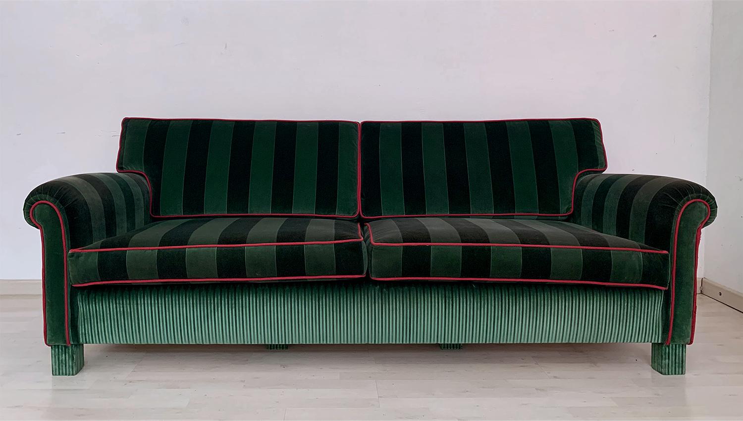 An elegant Italian sofa from the 1960s, with deep and very comfortable seating to provide a relaxing seat.
The structure is very sturdy, supported by cubic wooden feet, and is entirely upholstered in a beautiful green velvet with a wide vertical