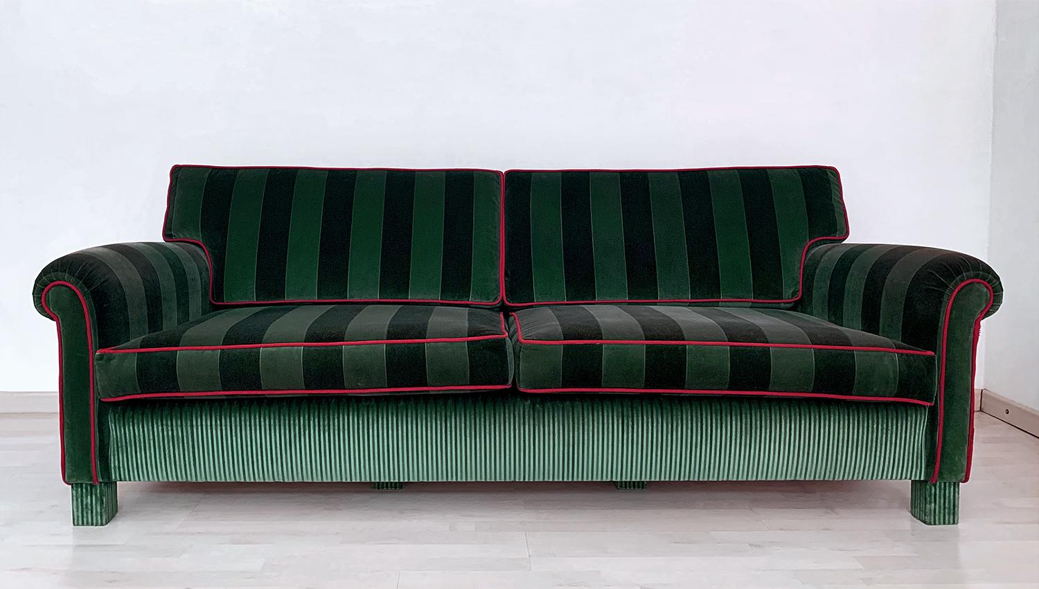 Italian Mid-Century Sofa Three-Seat in Green Velvet, 1960s 10