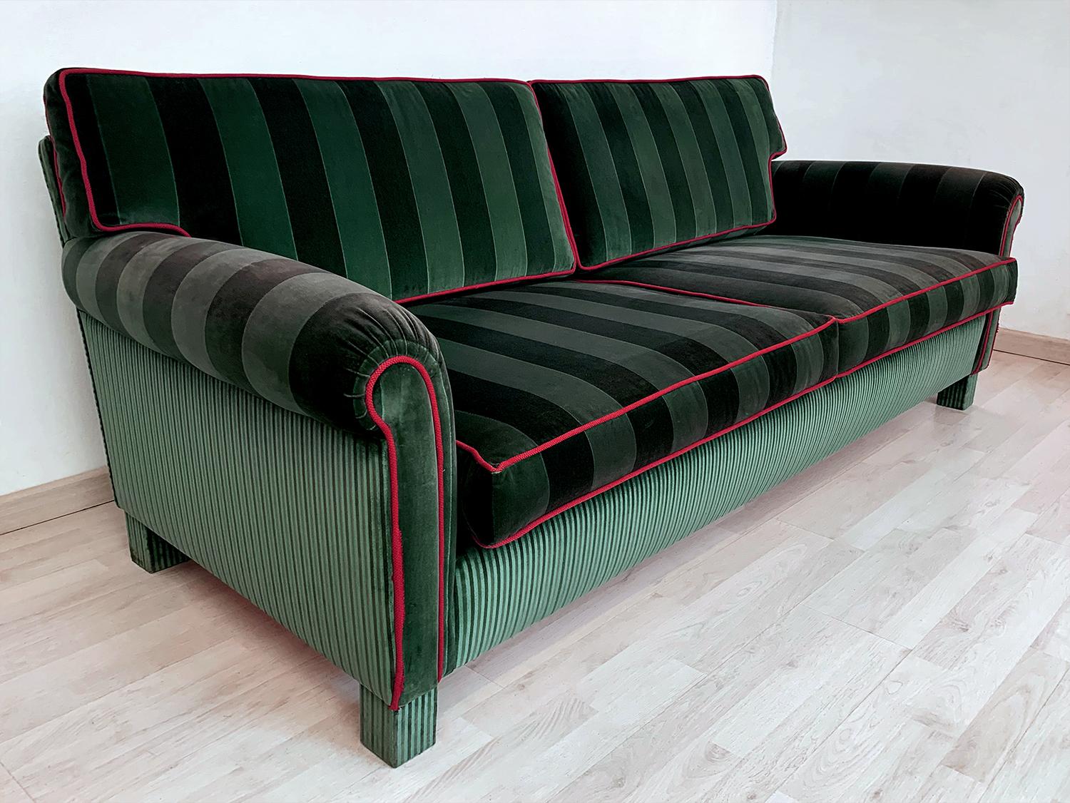 Italian Mid-Century Sofa Three-Seat in Green Velvet, 1960s 1