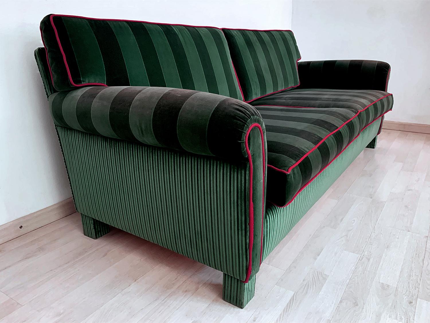 Italian Mid-Century Sofa Three-Seat in Green Velvet, 1960s 3