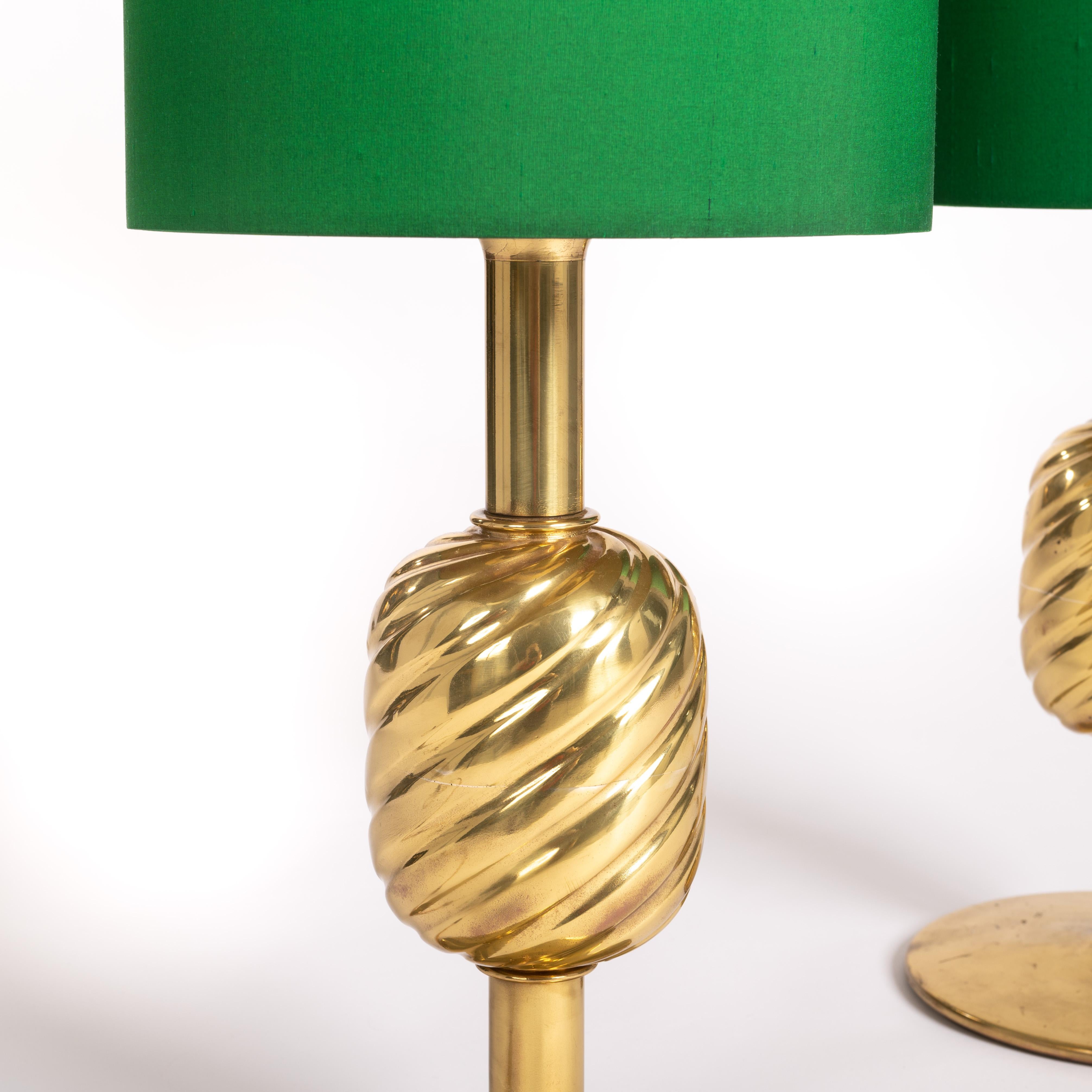 Italian Mid-Century Solid Brass Pineapple Table Lamps Green Silk Shade, 1970s In Good Condition In Salzburg, AT