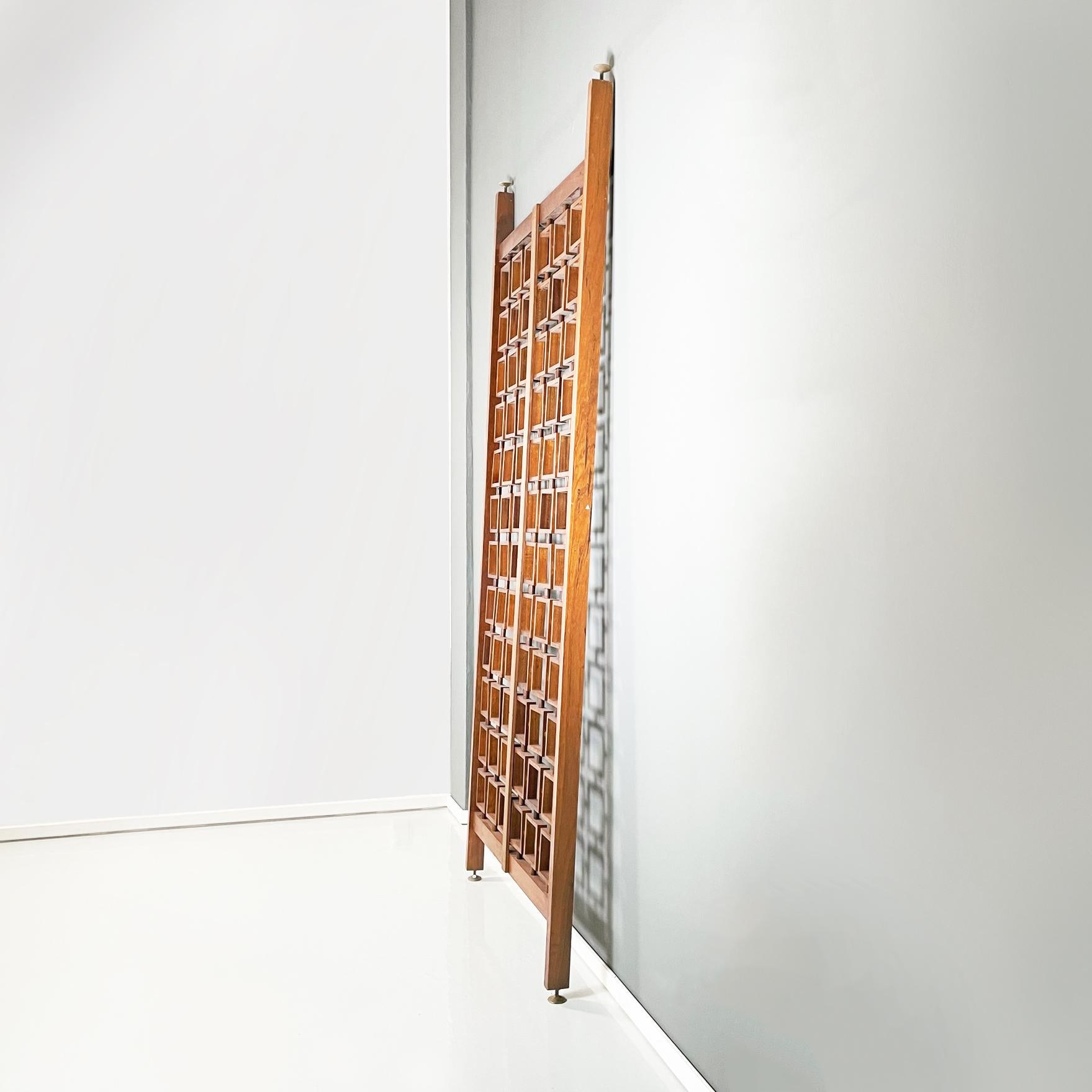 Italian Mid-Century Modern Solid wood handcrafted screen with geometric pattern, 1960s
Fantastic screen made in solid wood . It is finely handcrafted with geometric motifs, that is composed of silhouettes of many squares joined each other by 
