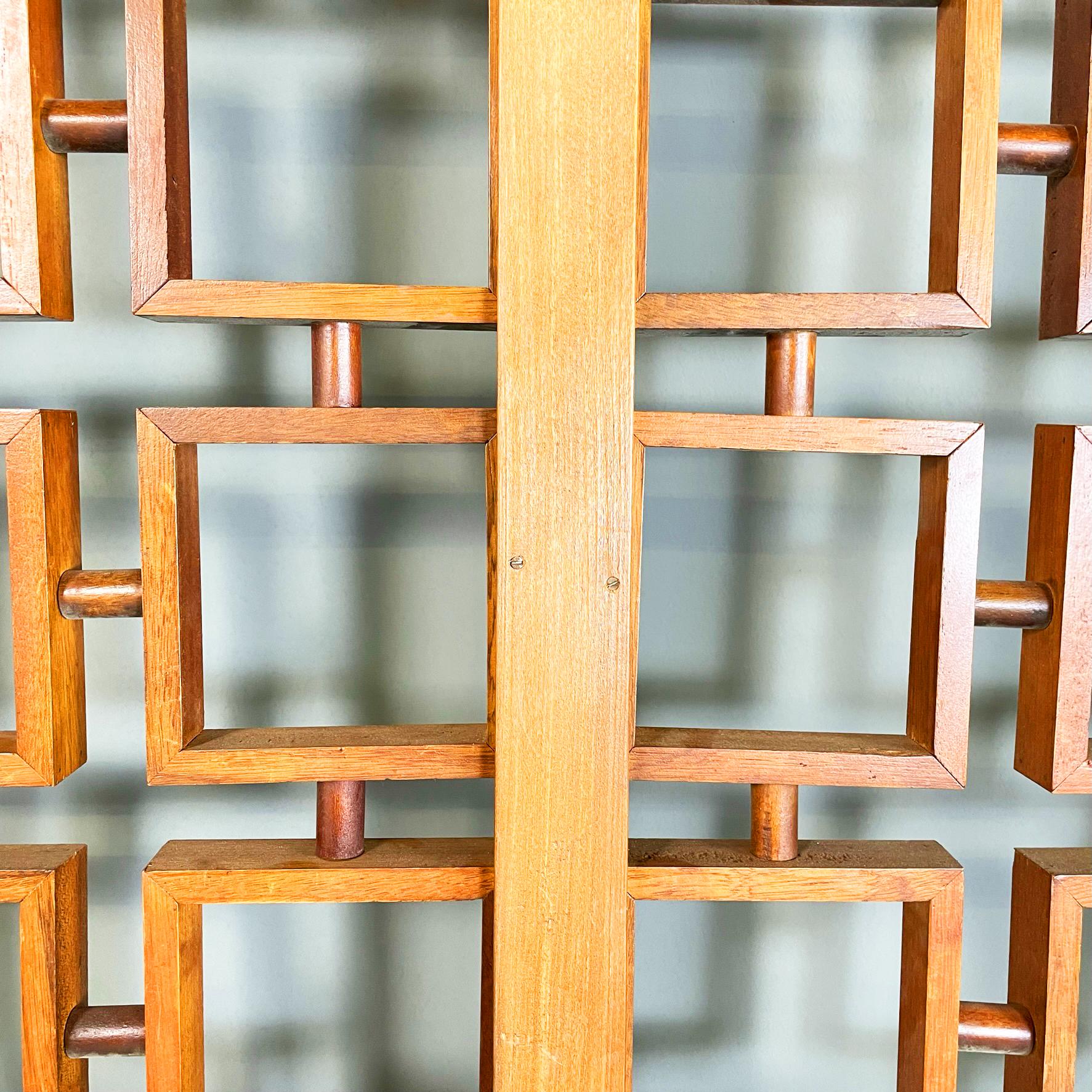 Italian Mid-Century Solid Wood Handcrafted Screen with Geometric Pattern, 1960s In Good Condition In MIlano, IT