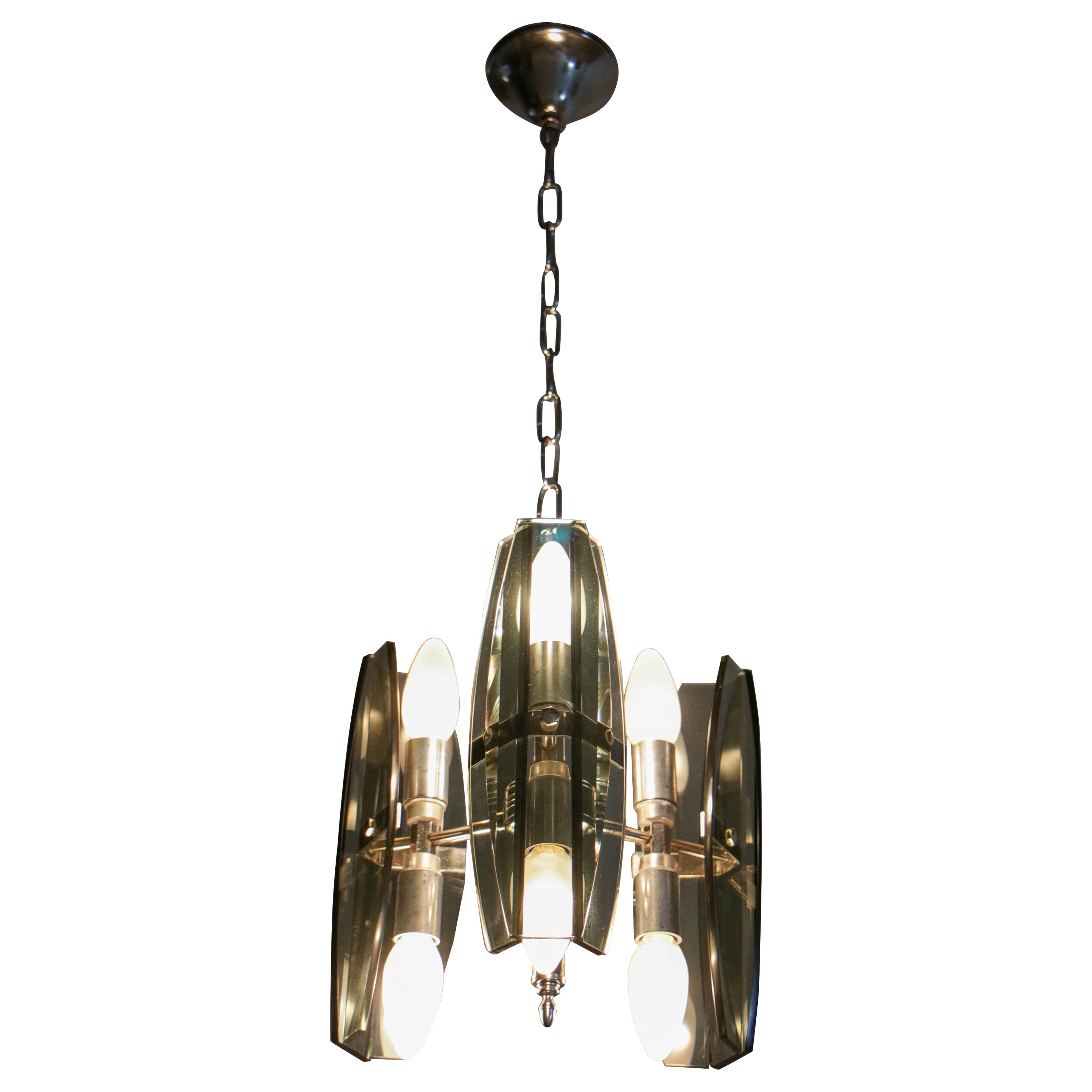 Une élégante lampe à suspension ou un lustre italien du milieu des années 1970, dans le style Veca de Fontana Arte. La lampe suspendue ou le lustre est fabriqué en laiton chromé et en acier, entouré de panneaux de cristal de couleur vert bouteille.
