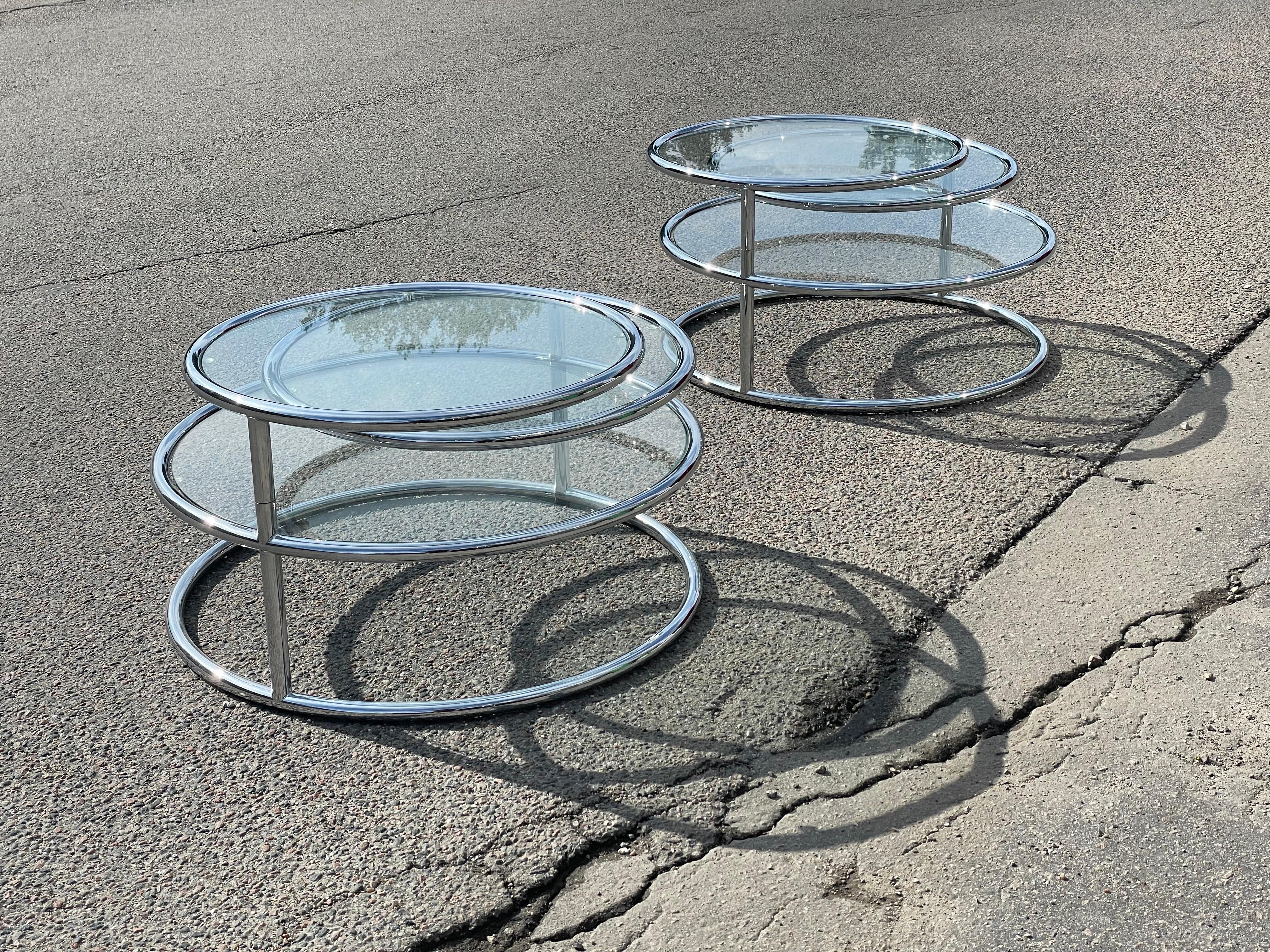 Late 20th Century Italian Mid-Century Space Age Swivel Chrome Cocktail Side Tables from the 1970´s For Sale