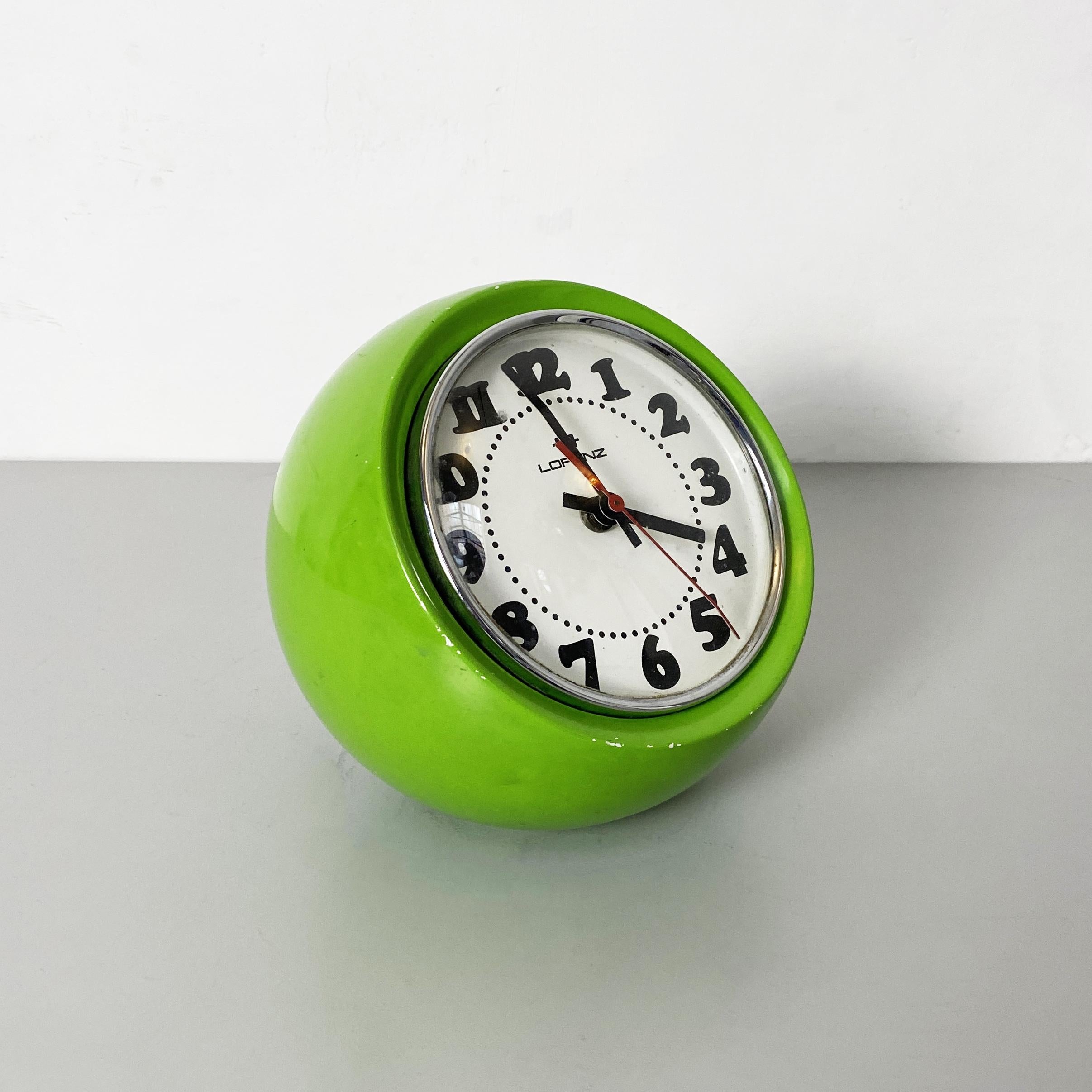 Italian mid-century Spherical plastic green table clock model Boule by Lorenz, 1960s
Boule model table clock, the structure is in spherical shape in metal and plastic. The dial is removable and positioned at an angle to improve readability.
Made