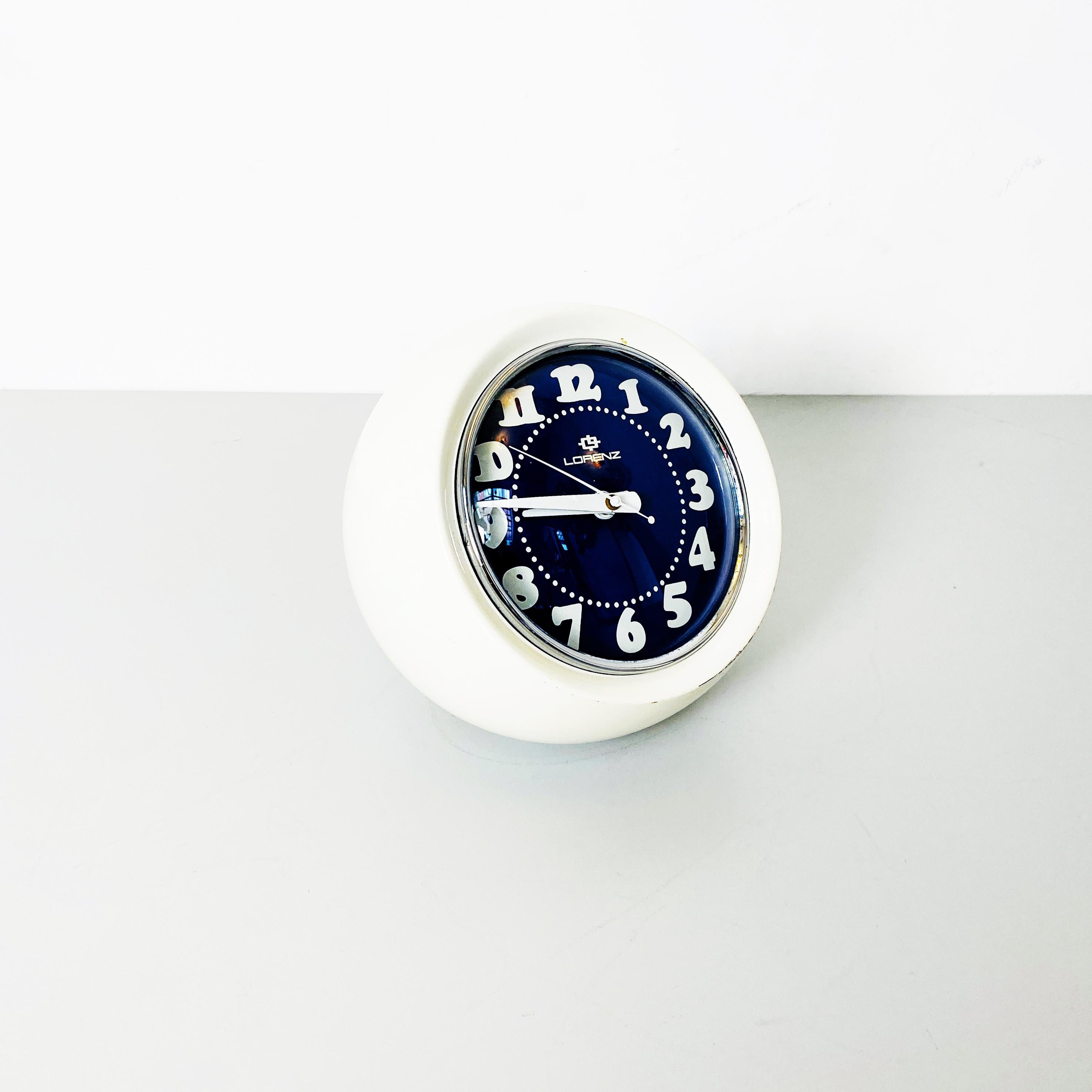 Horloge de table italienne de l'ère spatiale en plastique blanc sphérique modèle Boule de Lorenz, années 1960
Fantastique horloge de table modèle Boule, la structure est de forme sphérique en métal et plastique. 
Le cadran est amovible et positionné