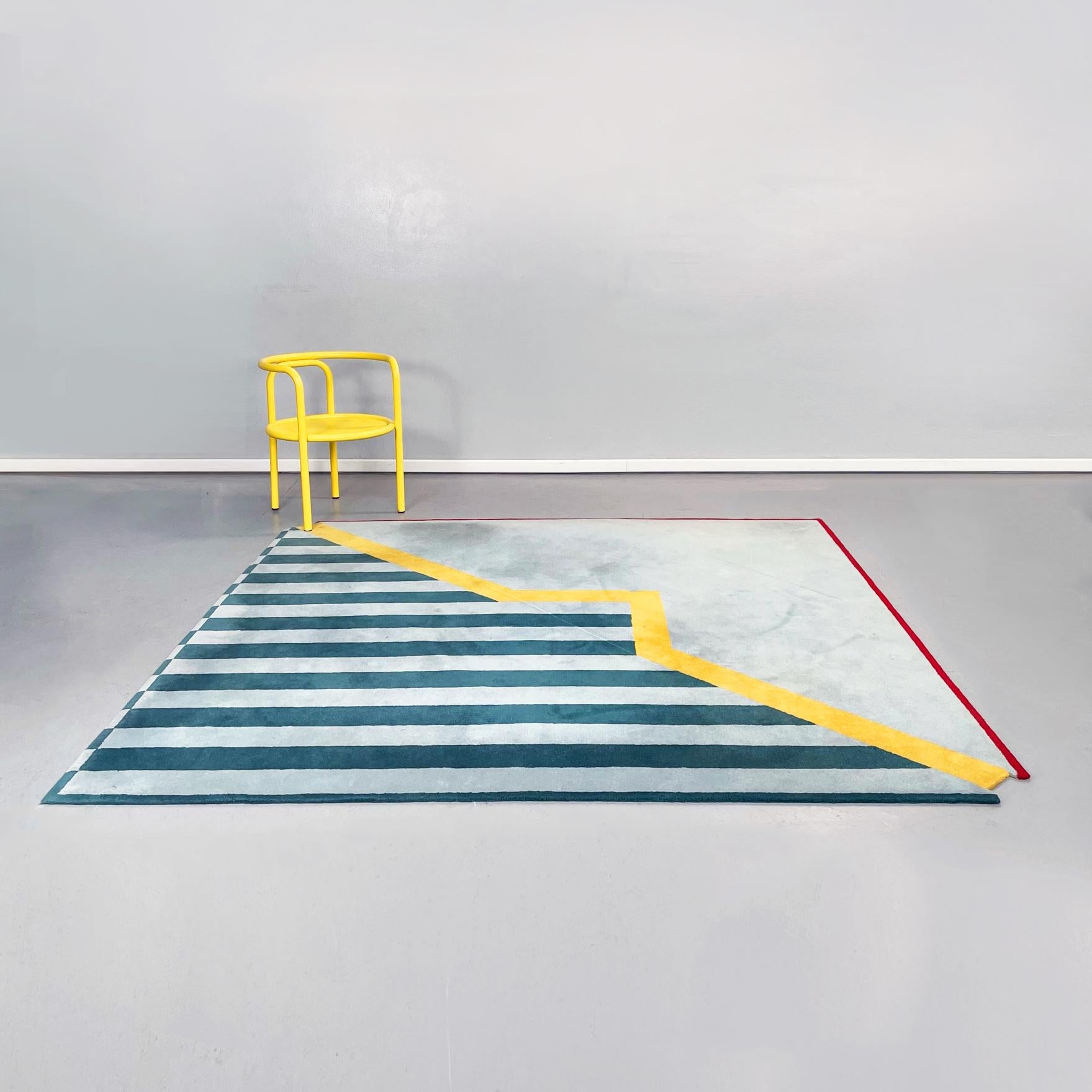 Tapis carré à poils courts italien du milieu du siècle dernier en tissu bleu, vert, jaune et rouge, années 1980
Moquette carrée à poils courts. Le tapis présente principalement des couleurs bleu clair et vert foncé, avec quelques touches de jaune