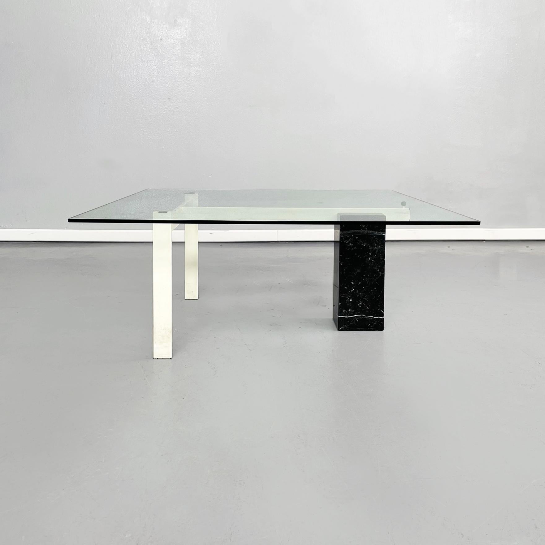 Mesa de centro italiana de mediados de siglo Cuadrada de cristal, hierro y mármol marquinia, años 80
Mesa de centro con tapa cuadrada de cristal y esquinas redondeadas. La estructura se compone de dos patas de hierro pintado de blanco, que mediante