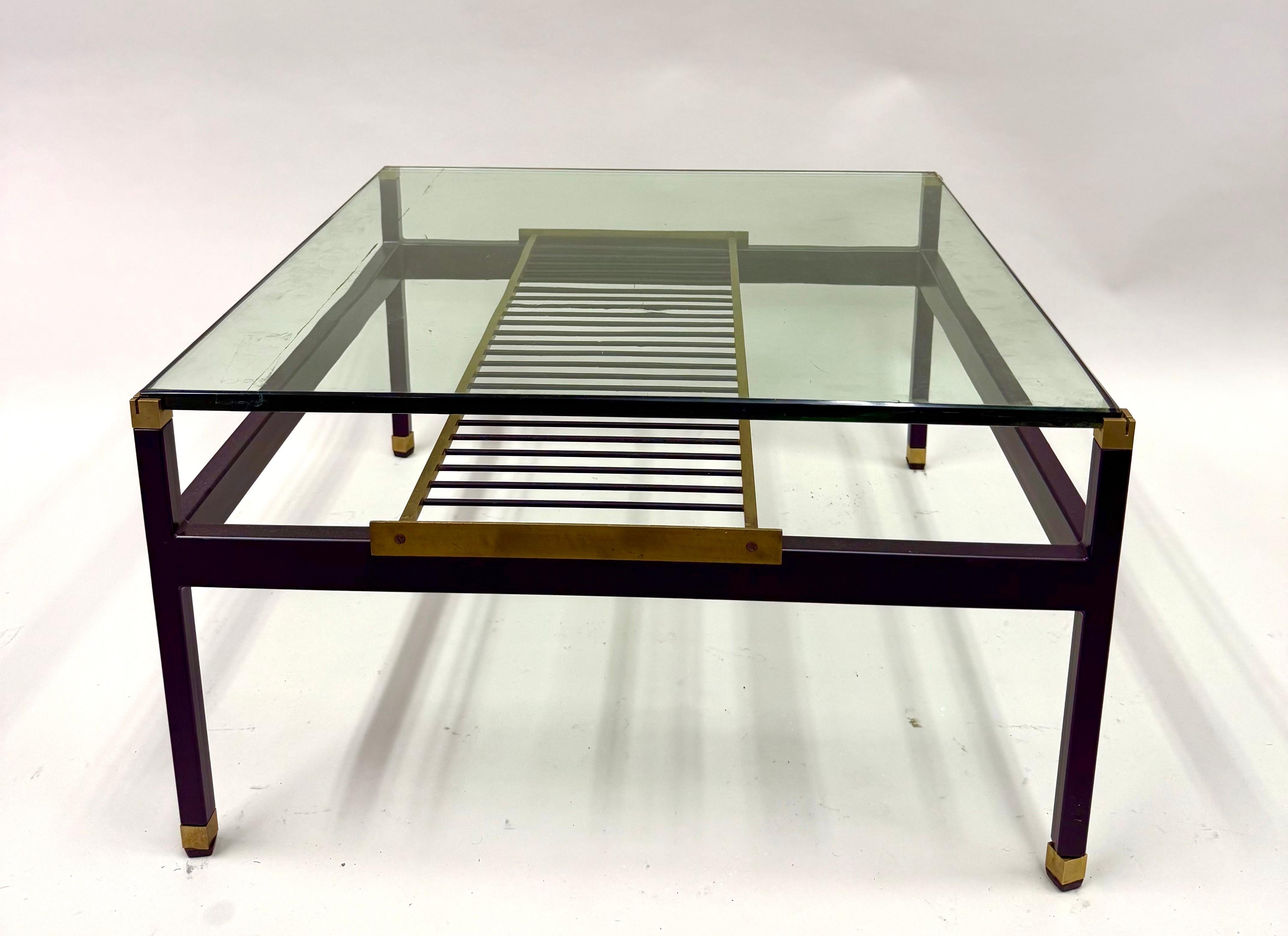 Ein seltener italienischer, moderner Couchtisch in quadratischer Form mit zwei Ebenen und Ausleger, der Fontana Arte um 1960 zugeschrieben wird. Dieser elegante, visionäre, modernistische Tisch präsentiert eine vielfältige Mischung von MATERIALEN in