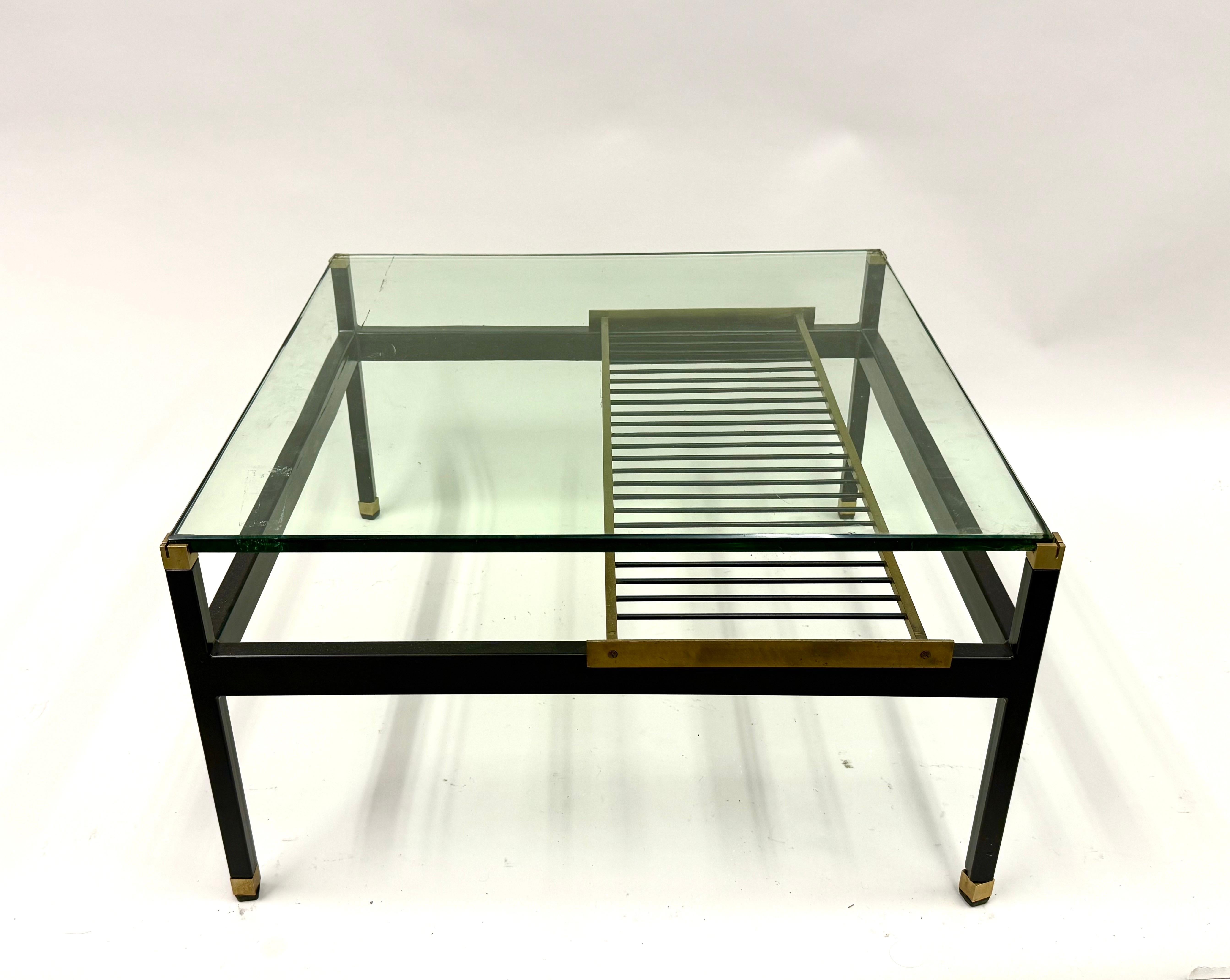 Italienischer quadratischer, doppelstöckiger, freitragender Couchtisch aus der Jahrhundertmitte,  Fontana Arte (Moderne der Mitte des Jahrhunderts) im Angebot