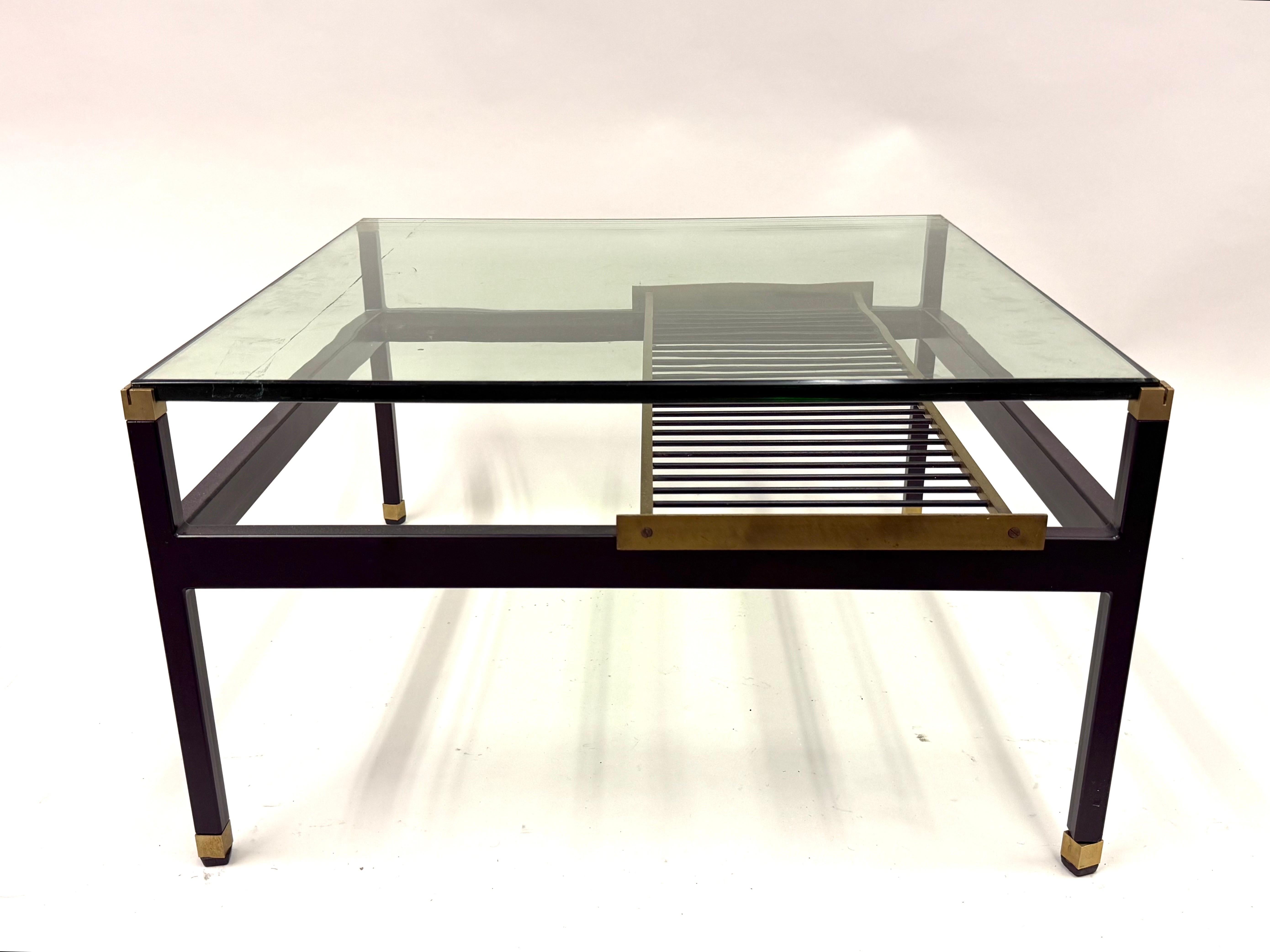 Italienischer quadratischer, doppelstöckiger, freitragender Couchtisch aus der Jahrhundertmitte,  Fontana Arte (Emailliert) im Angebot