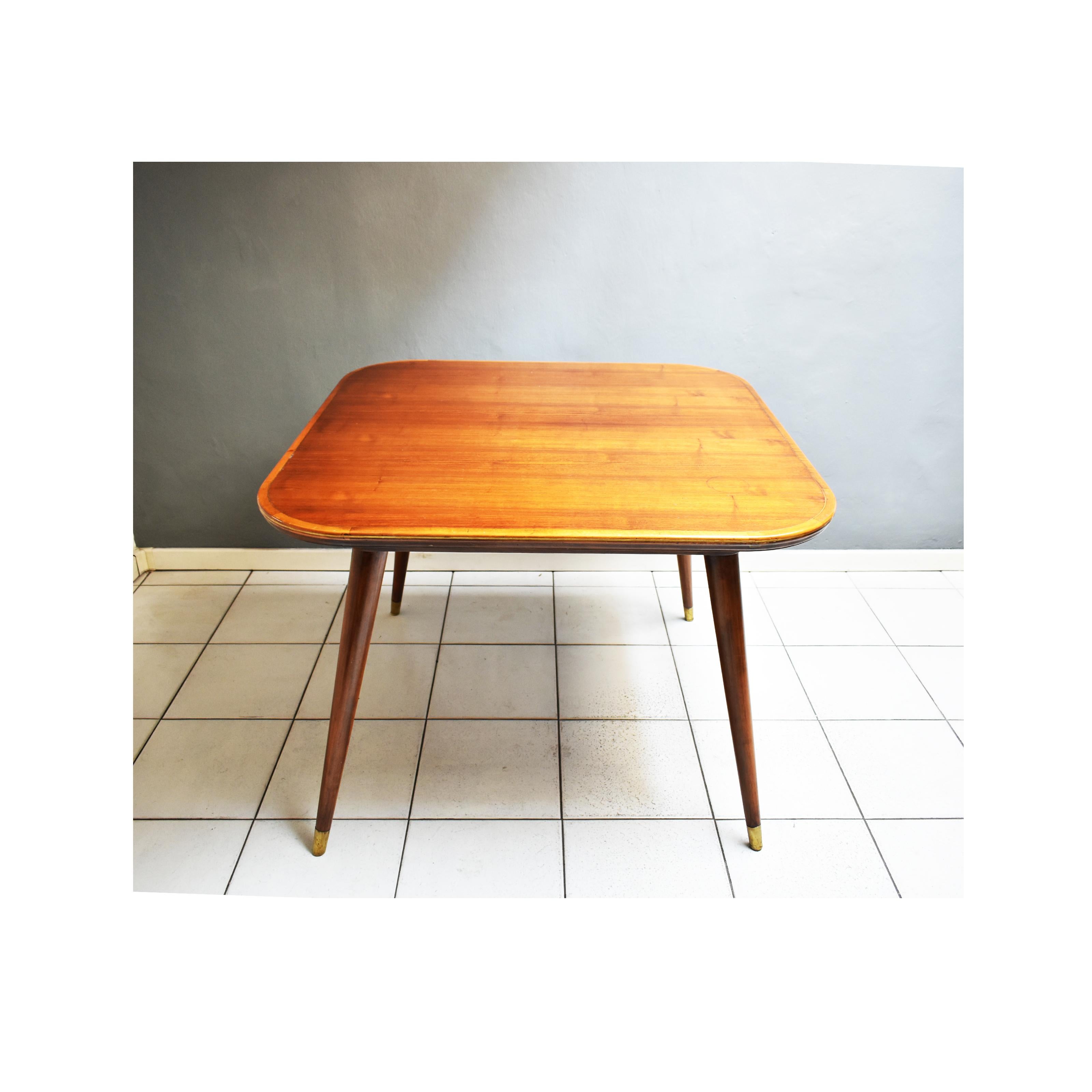 Mid-Century Modern Table carrée italienne du milieu du siècle en bois avec inserts en laiton, années 1950 en vente